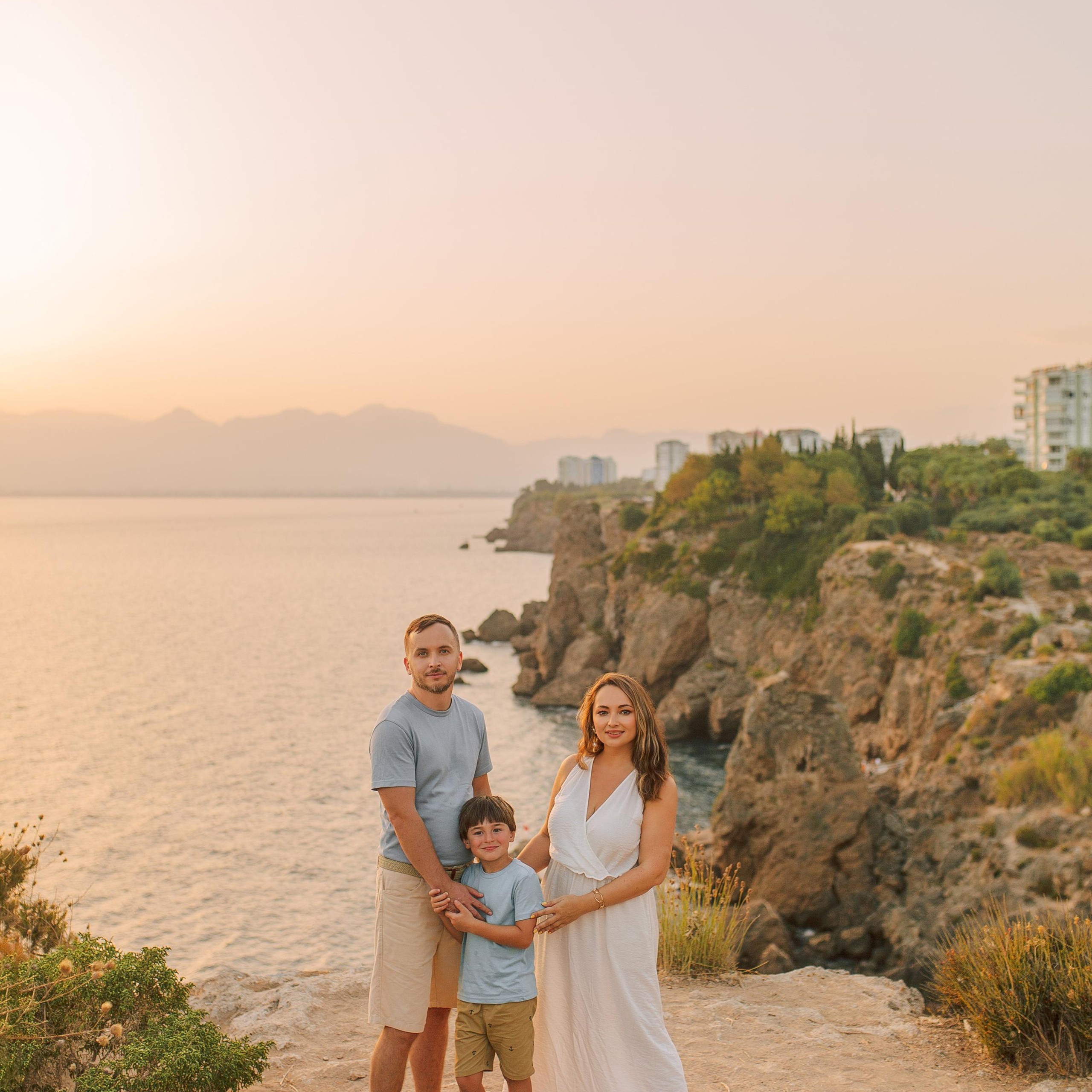 Cliff by the sea. Family photo session. Alsu Develi, Photographer in Turkey, Alanya, Side, Belek, Antalya, Kemer, Turkiye. Photoshooting in Alanya. Photosession in Belek, Side