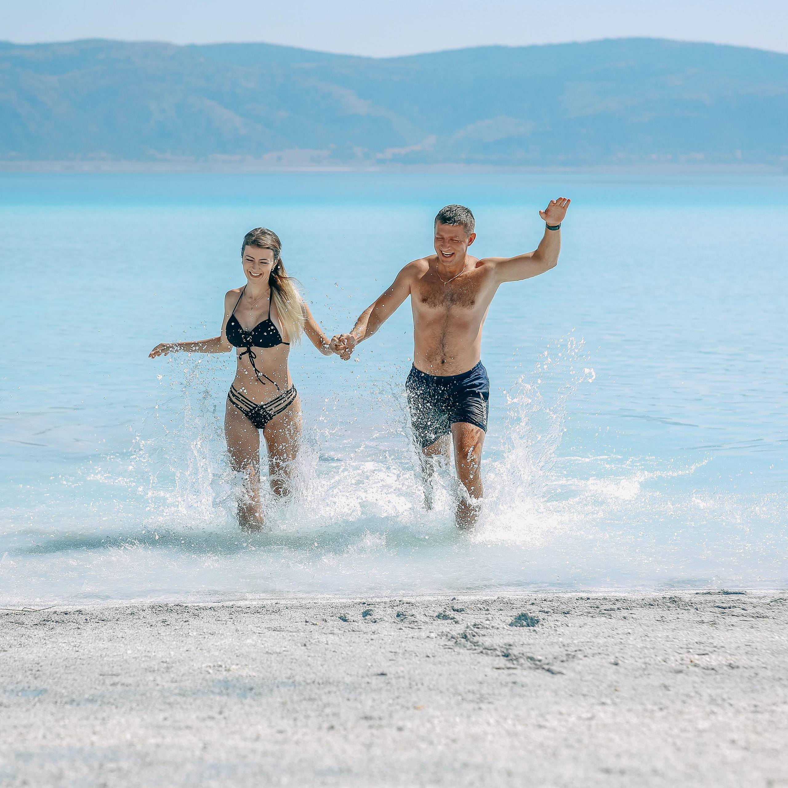 Романтическая съемка на озерe салда. Алсу Девели. Фотограф в Алании в Турции, Аланья, Сиде, Белек, Анталия, Кемер, Конаклы, Окурджалар. Фотосъемки в Алании. Фотосессия в Алания