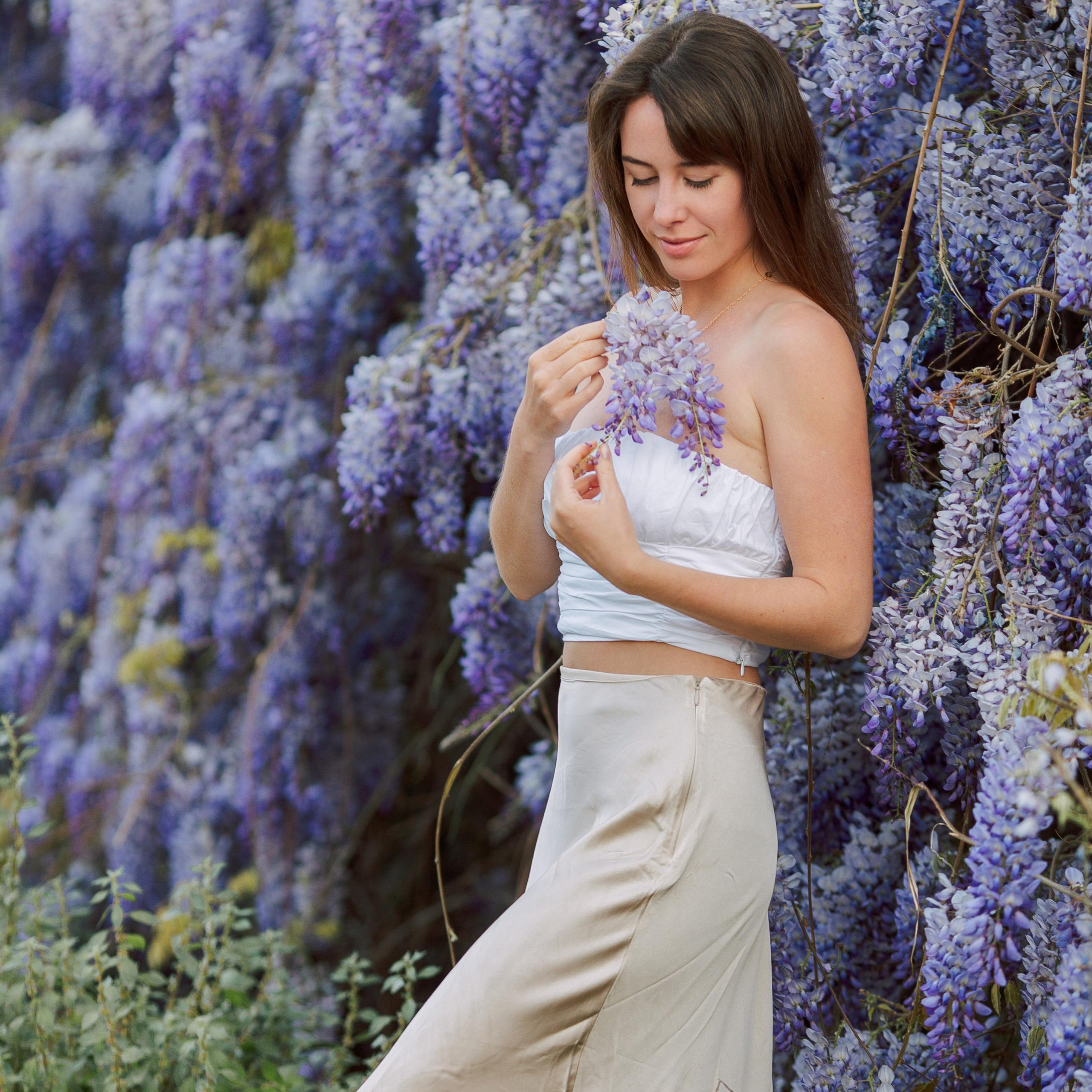 Photo shoot with wisteria. Alsu Develi, Photographer in Turkey, Alanya, Side, Belek, Antalya, Kemer, Turkiye. Photoshooting in Alanya. Photosession in Belek, Side