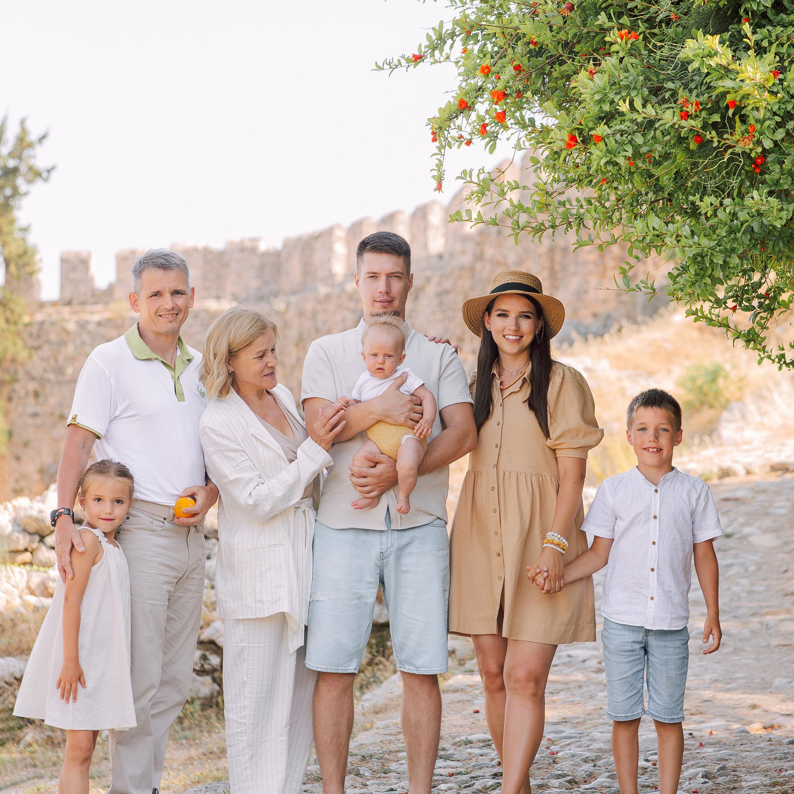 Day. Colorful streets. Family shooting near the Alanya fortress. Alanya. Alsu Develi, Photographer in Turkey, Alanya, Side, Belek, Antalya, Kemer, Turkiye. Photoshooting in Alanya. Photosession in Belek, Side