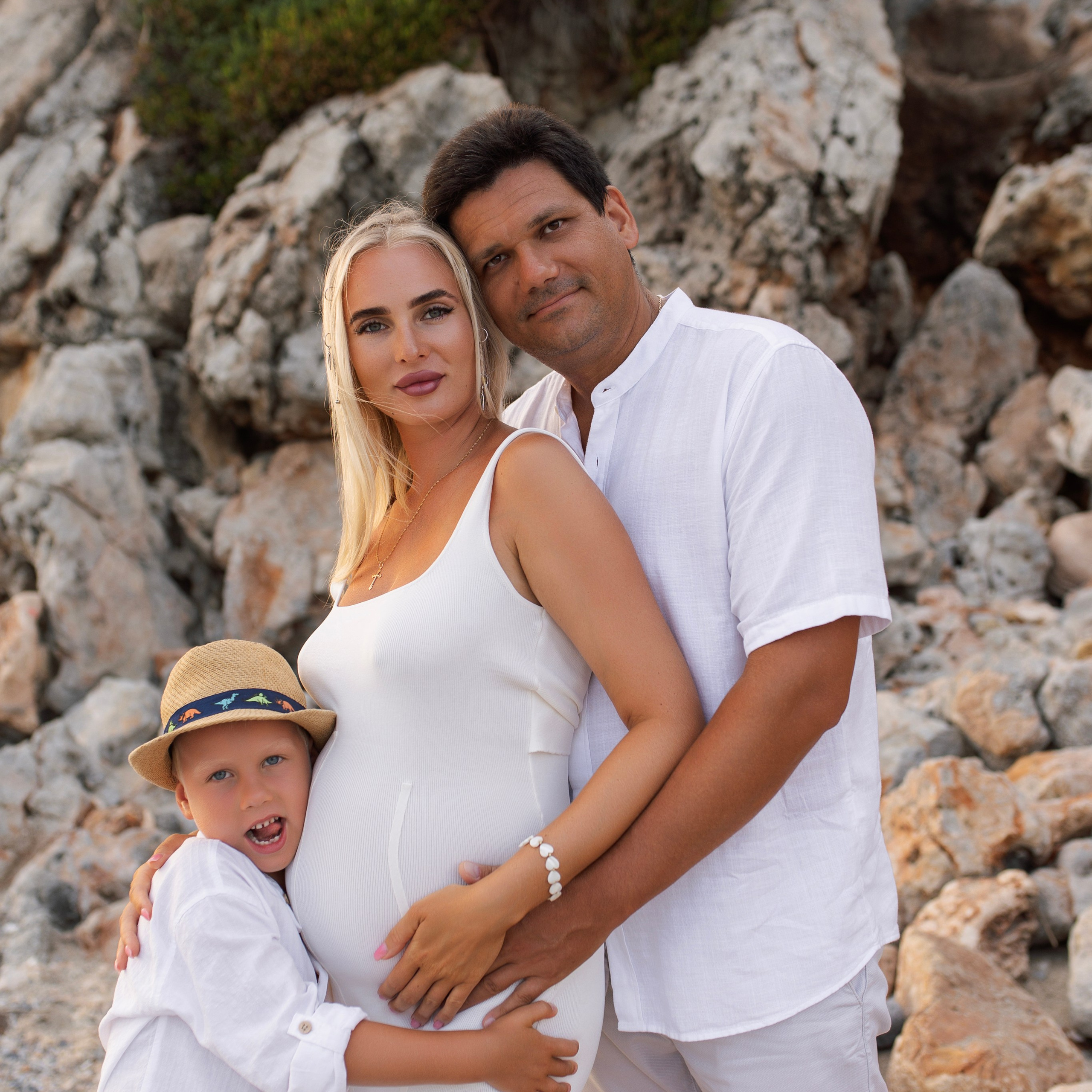 Family photo session on Cleopatra Beach at sunset…. Alsu Develi, Photographer in Turkey, Alanya, Side, Belek, Antalya, Kemer, Turkiye. Photoshooting in Alanya. Photosession in Belek, Side