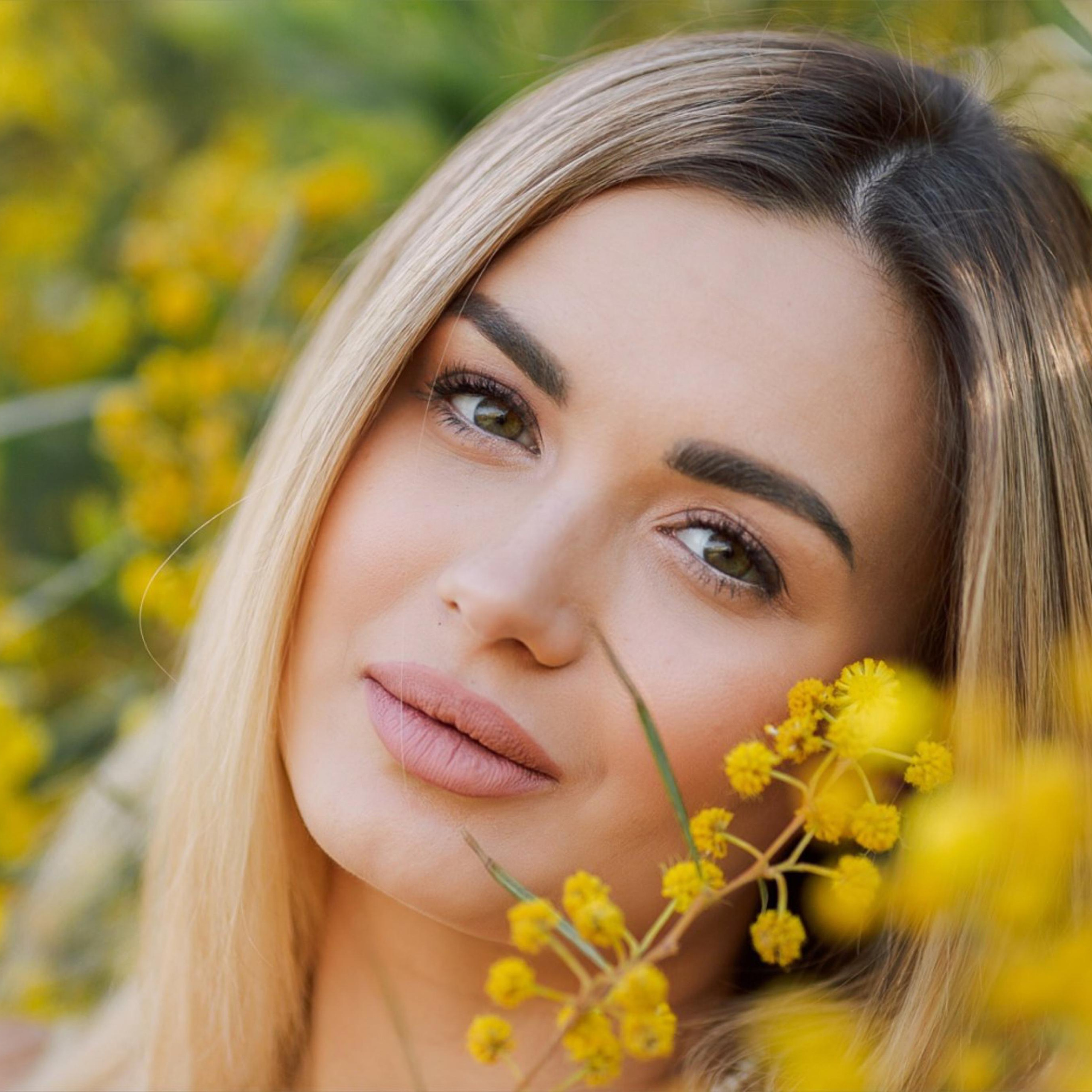 Photo shoot of the unique beauty of yellow mimosa trees. Alsu Develi, Photographer in Turkey, Alanya, Side, Belek, Antalya, Kemer, Turkiye. Photoshooting in Alanya. Photosession in Belek, Side
