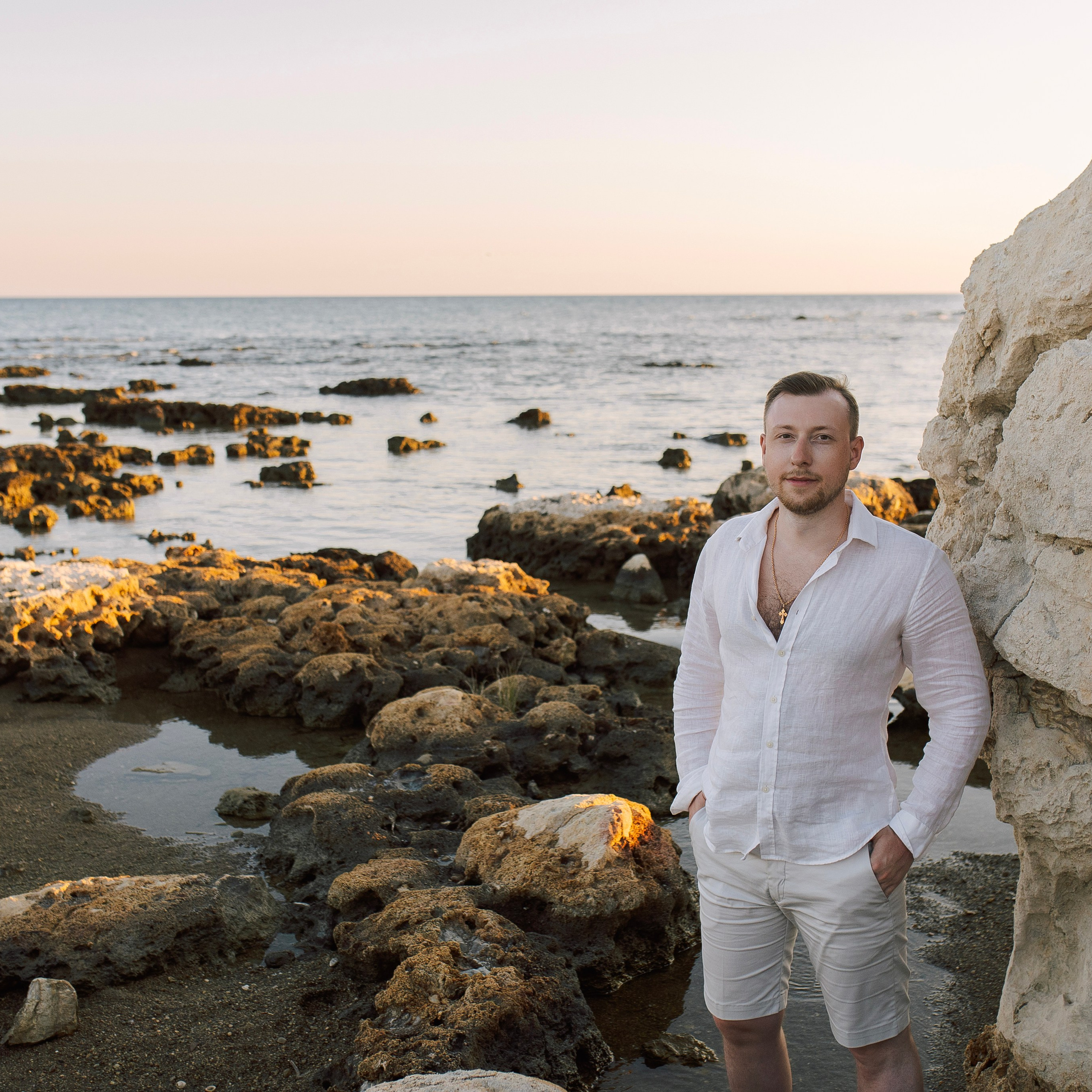 Sunset. Love Story on the beach in Side at sunset. Alsu Develi, Photographer in Turkey, Alanya, Side, Belek, Antalya, Kemer, Turkiye. Photoshooting in Alanya. Photosession in Belek, Side