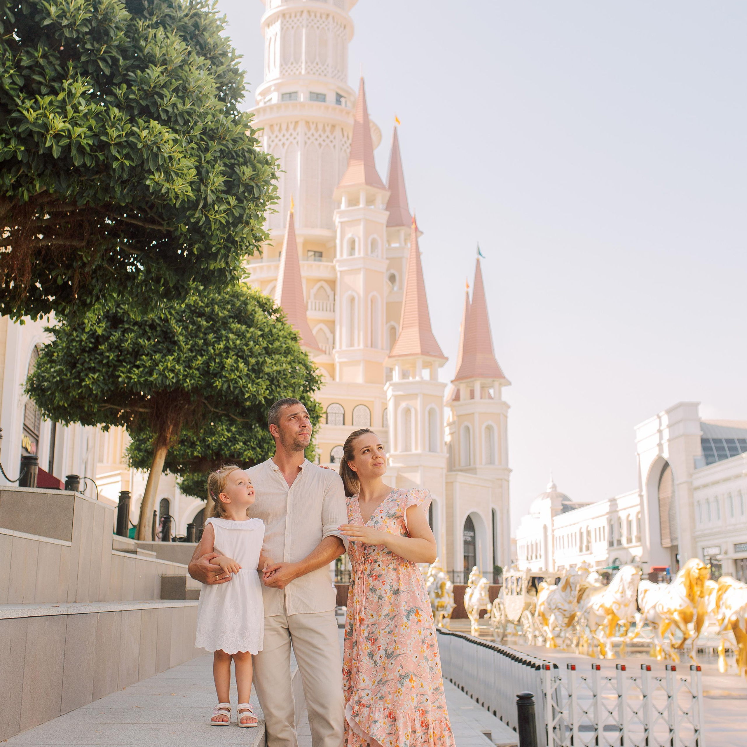 Family photo session in the Land of Legends park. Alsu Develi, Photographer in Turkey, Alanya, Side, Belek, Antalya, Kemer, Turkiye. Photoshooting in Alanya. Photosession in Belek, Side