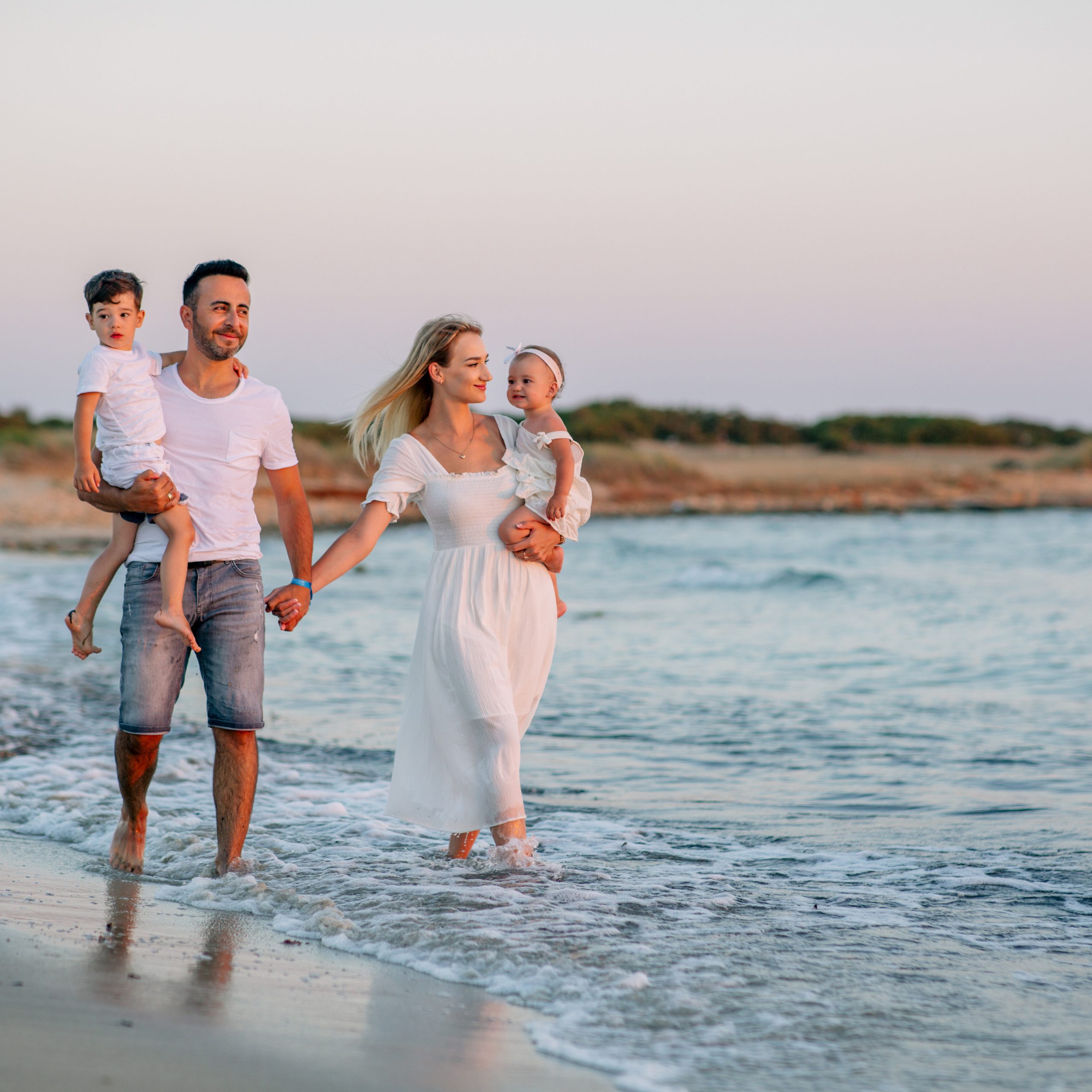 Family photo session in Didim. Alsu Develi, Photographer in Turkey, Alanya, Side, Belek, Antalya, Kemer, Turkiye. Photoshooting in Alanya. Photosession in Belek, Side
