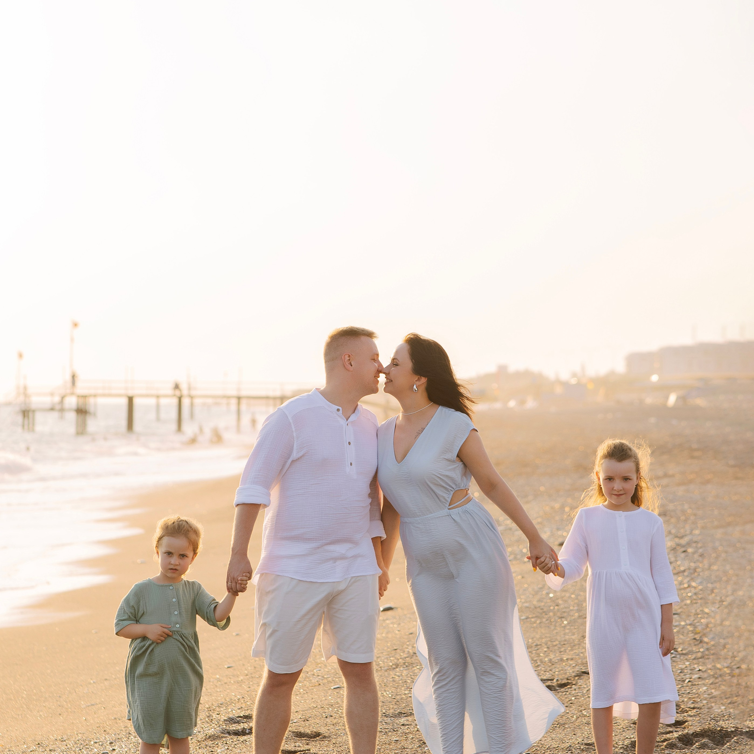 Family photo session on the beach in Side at sunset. Alsu Develi, Photographer in Turkey, Alanya, Side, Belek, Antalya, Kemer, Turkiye. Photoshooting in Alanya. Photosession in Belek, Side