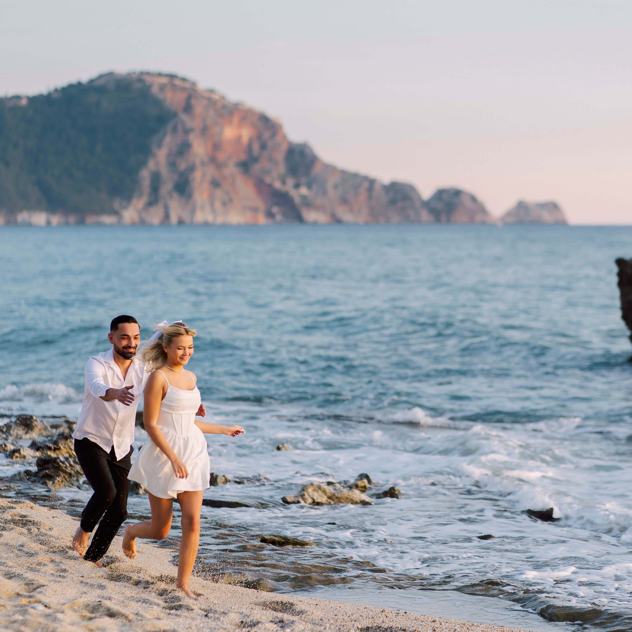 Фотосессия на пляже для пар. Алсу Девели. Фотограф в Алании в Турции, Аланья, Сиде, Белек, Анталия, Кемер, Конаклы, Окурджалар. Фотосъемки в Алании. Фотосессия в Алания