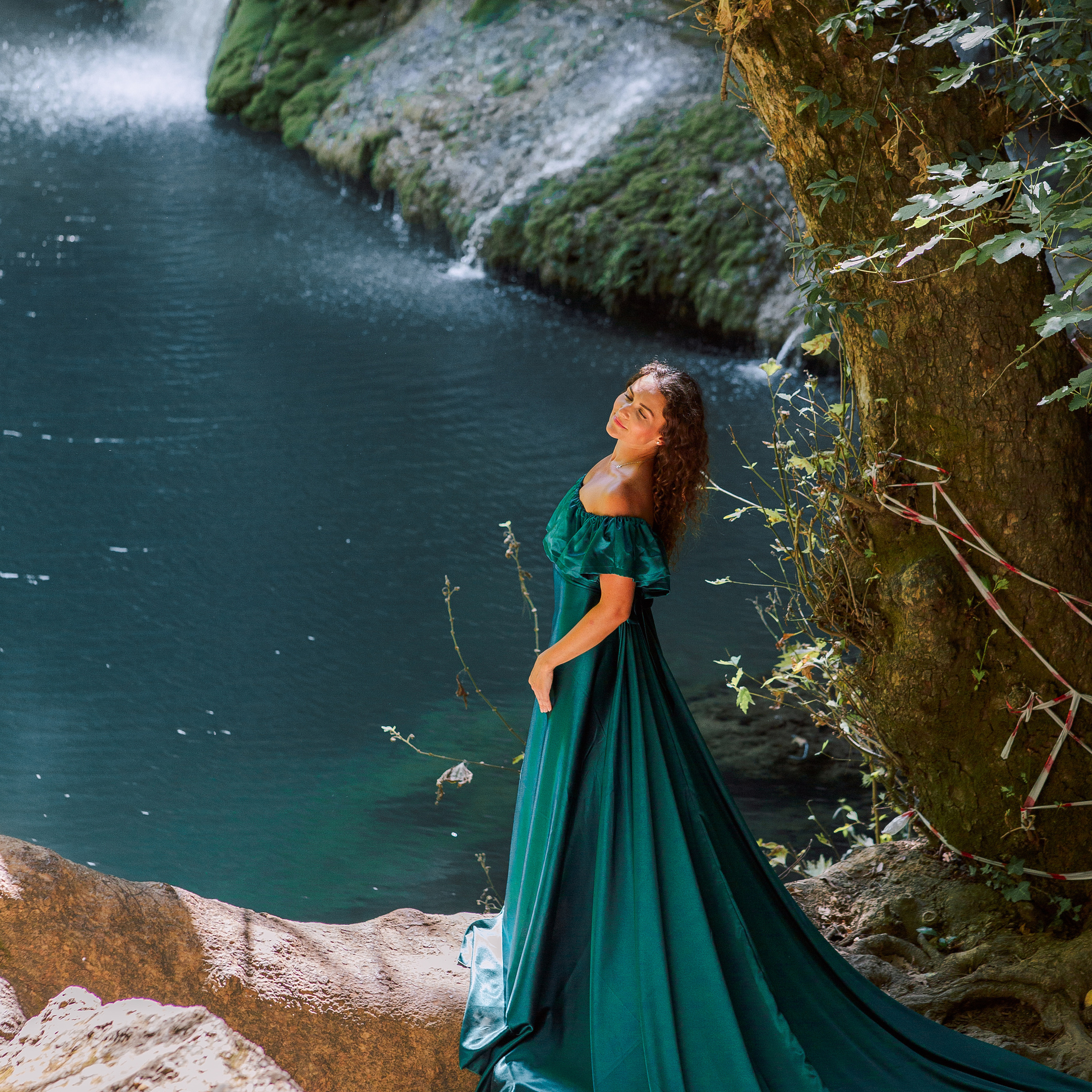 Photo shoot at the waterfall for mom and daughter. Alsu Develi, Photographer in Turkey, Alanya, Side, Belek, Antalya, Kemer, Turkiye. Photoshooting in Alanya. Photosession in Belek, Side