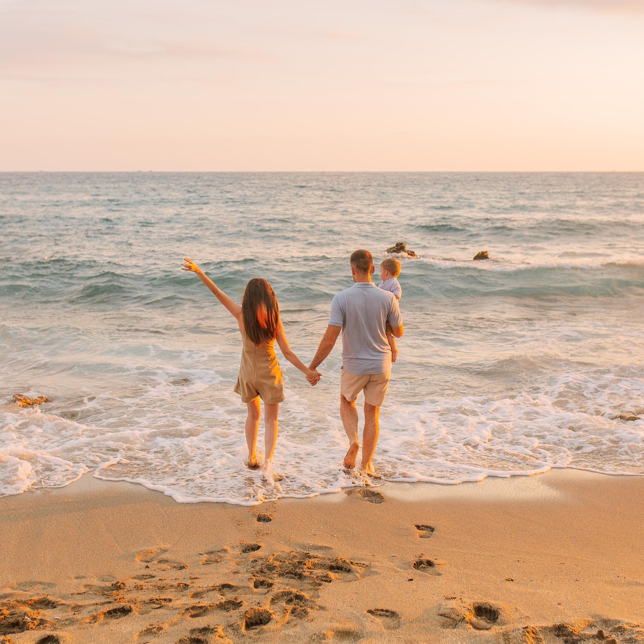 Family photoshoot on Cleopatra Beach Alanya, Antalya. Alsu Develi, Photographer in Turkey, Alanya, Side, Belek, Antalya, Kemer, Turkiye. Photoshooting in Alanya. Photosession in Belek, Side