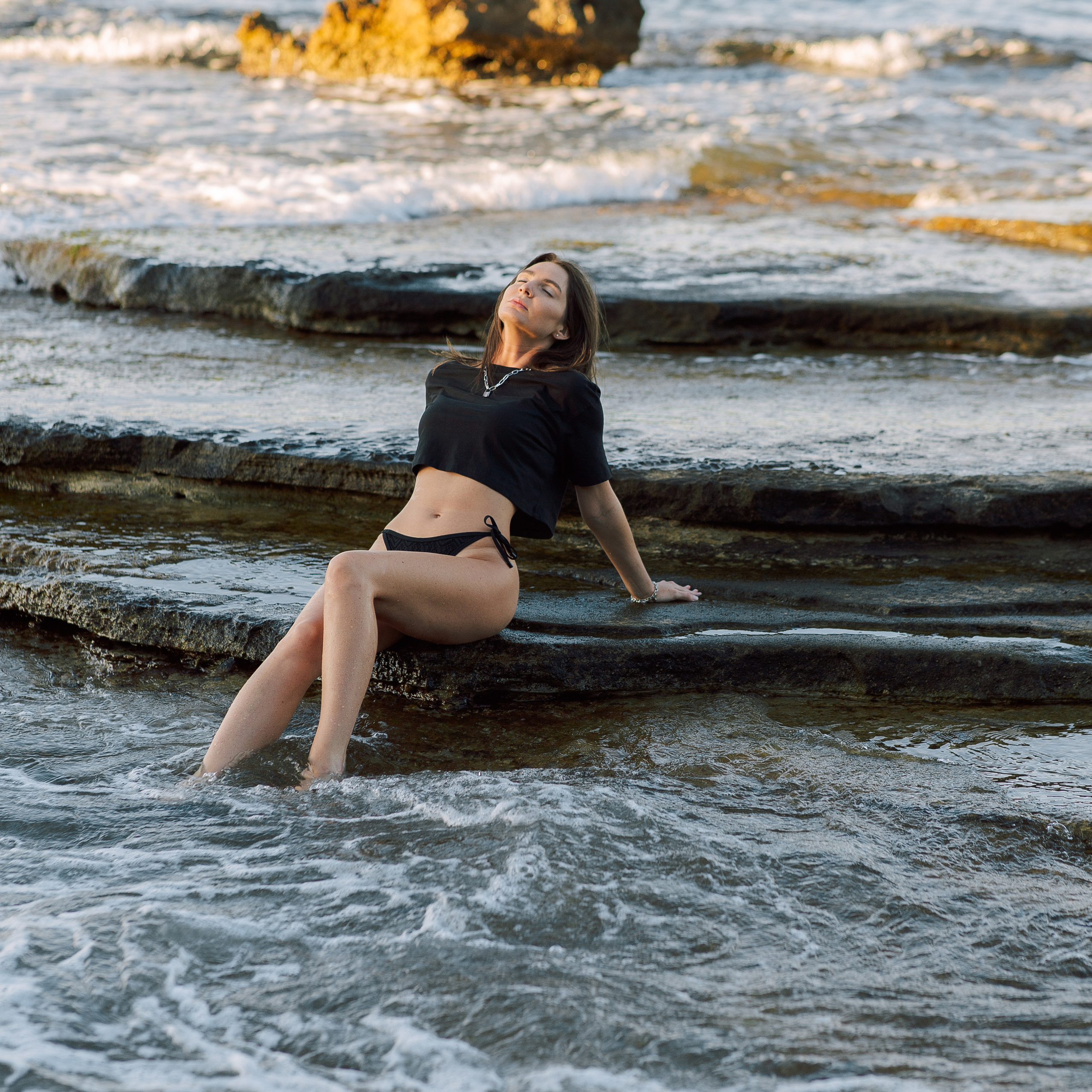 Photo session on the beach with rocks morning time. Alsu Develi, Photographer in Turkey, Alanya, Side, Belek, Antalya, Kemer, Turkiye. Photoshooting in Alanya. Photosession in Belek, Side