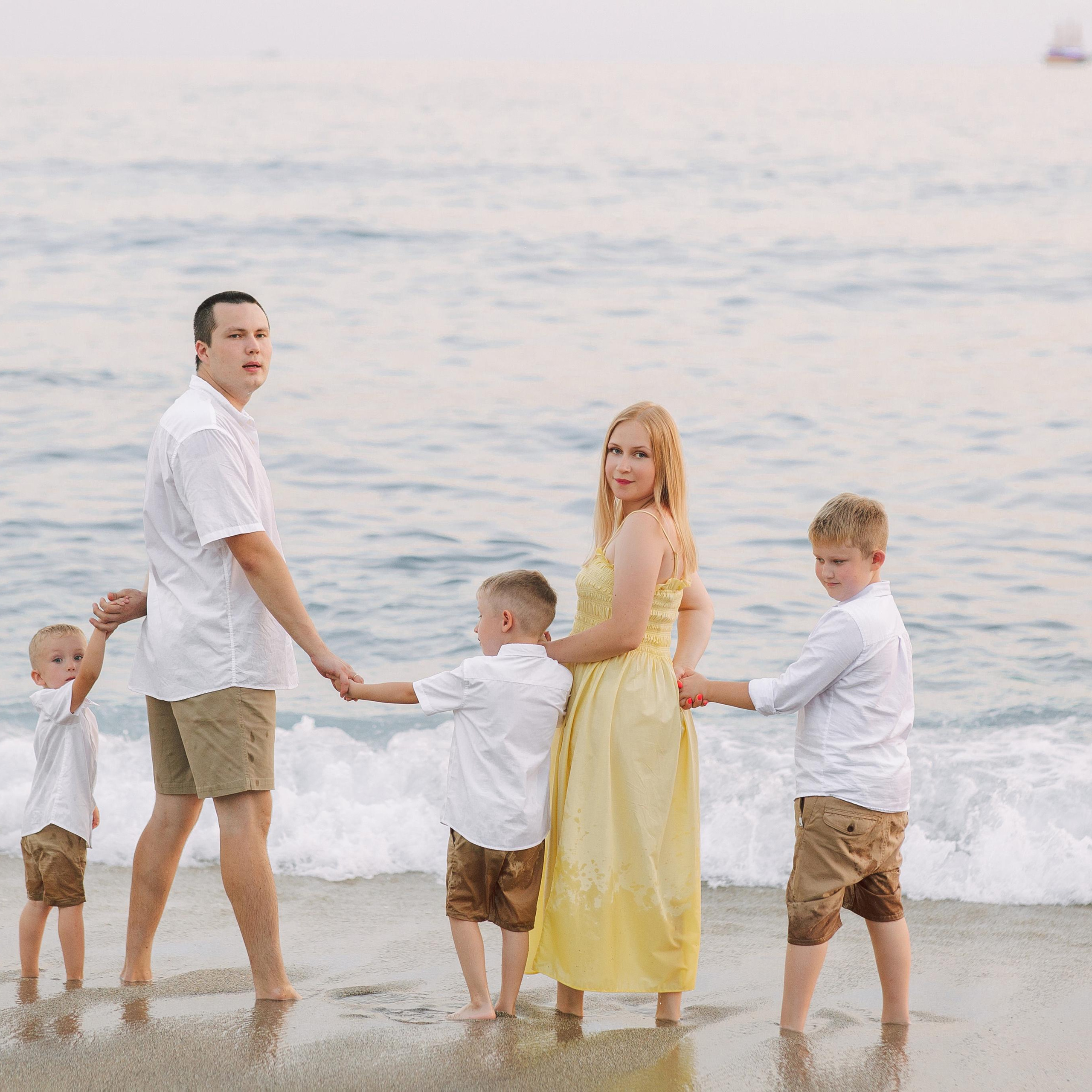 Family photo session on Cleopatra Beach at sunset. Alsu Develi, Photographer in Turkey, Alanya, Side, Belek, Antalya, Kemer, Turkiye. Photoshooting in Alanya. Photosession in Belek, Side