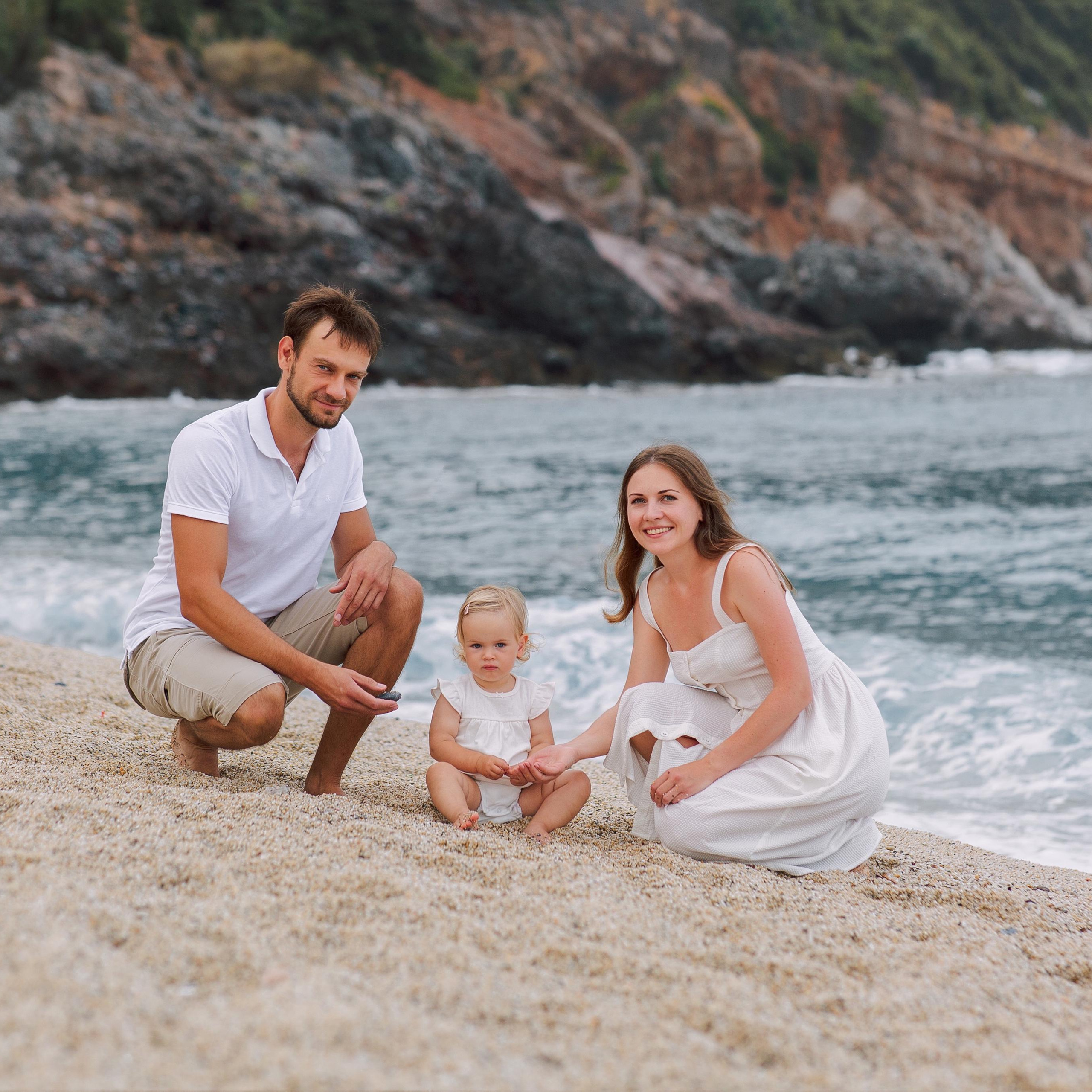 Morning family photo shoot on Cleopatra Beach. Alsu Develi, Photographer in Turkey, Alanya, Side, Belek, Antalya, Kemer, Turkiye. Photoshooting in Alanya. Photosession in Belek, Side