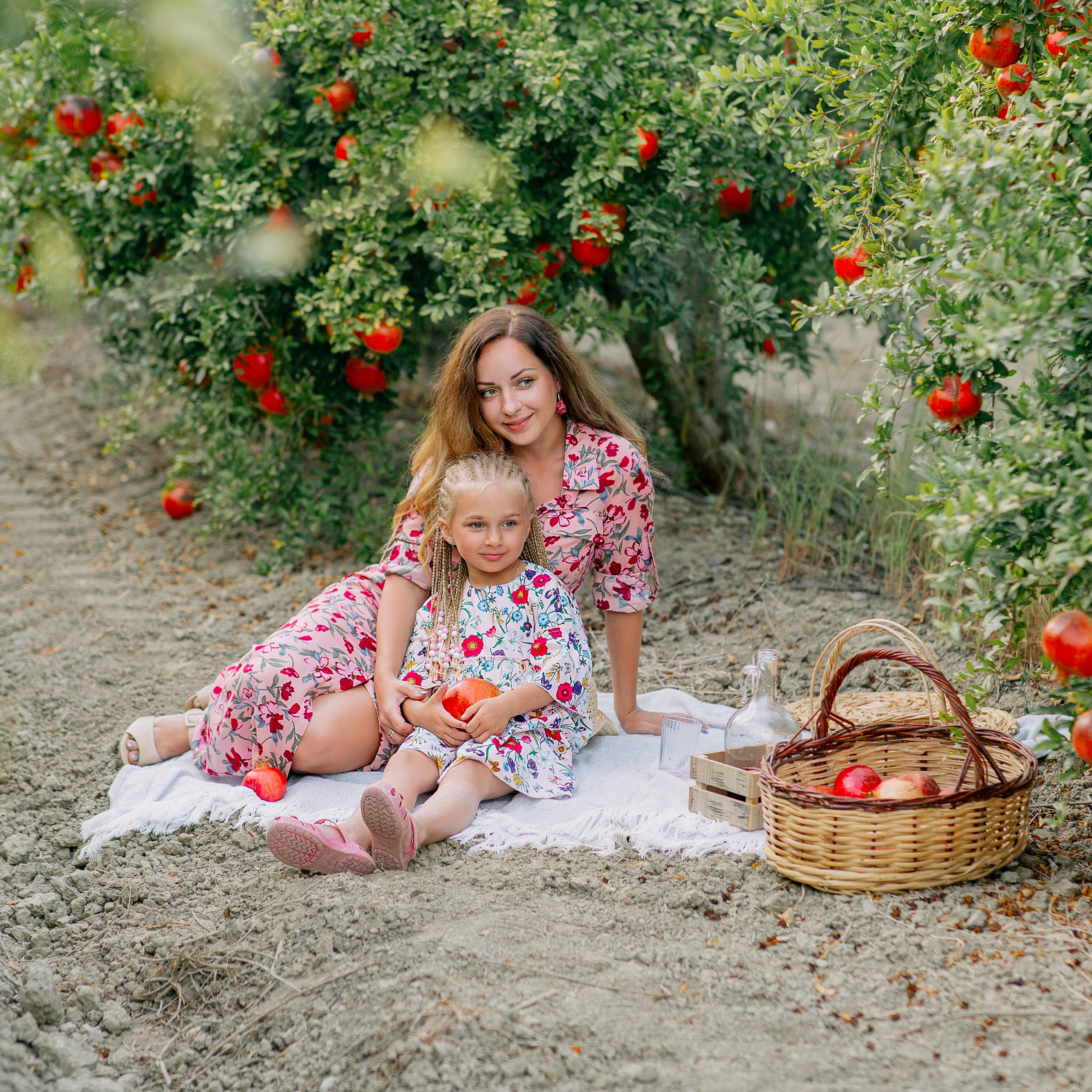 Семейная фотосессия в гранатовом саду. Алсу Девели. Фотограф в Алании в Турции, Аланья, Сиде, Белек, Анталия, Кемер, Конаклы, Окурджалар. Фотосъемки в Алании. Фотосессия в Алания