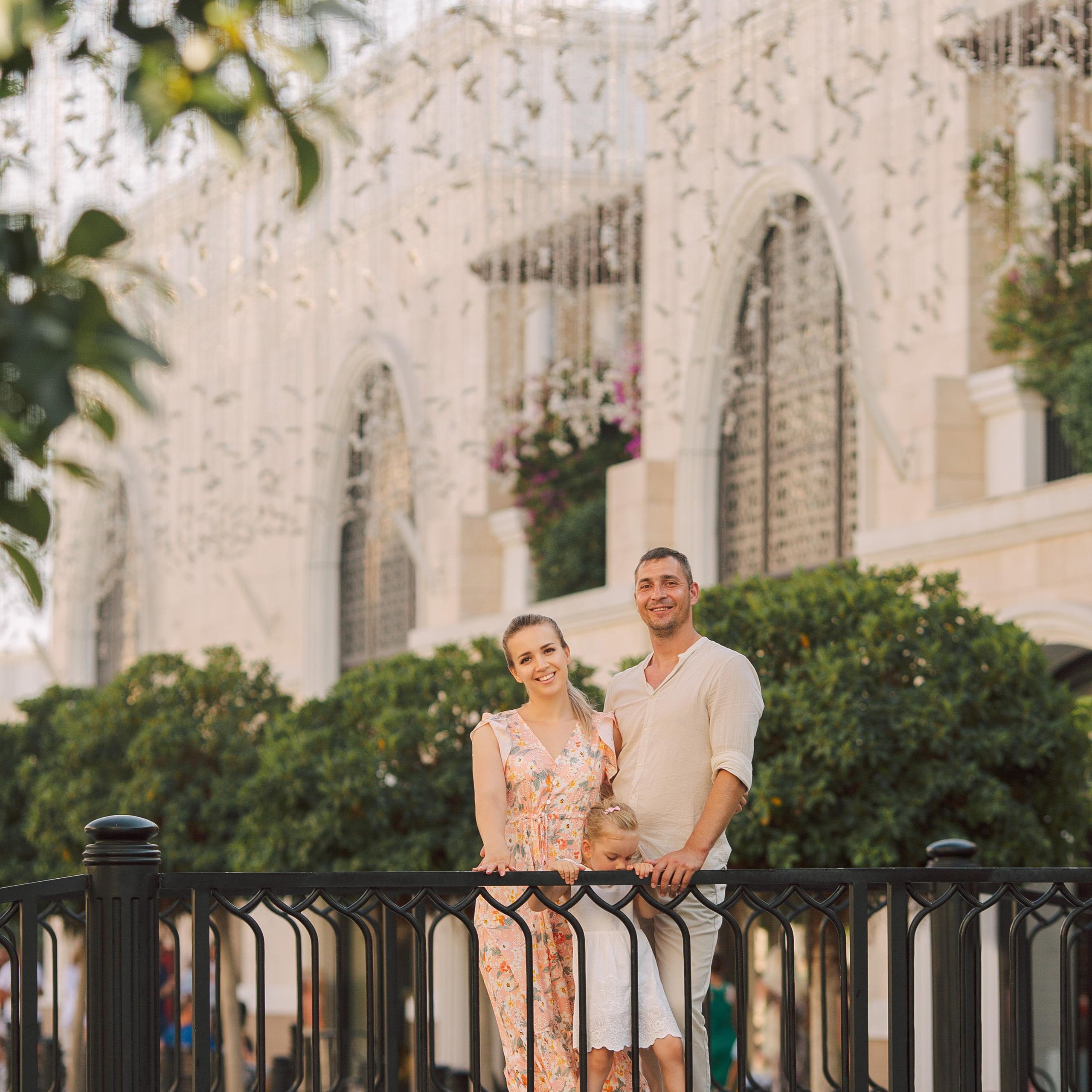 Family photo session in the Land of Legends park. Alsu Develi, Photographer in Turkey, Alanya, Side, Belek, Antalya, Kemer, Turkiye. Photoshooting in Alanya. Photosession in Belek, Side