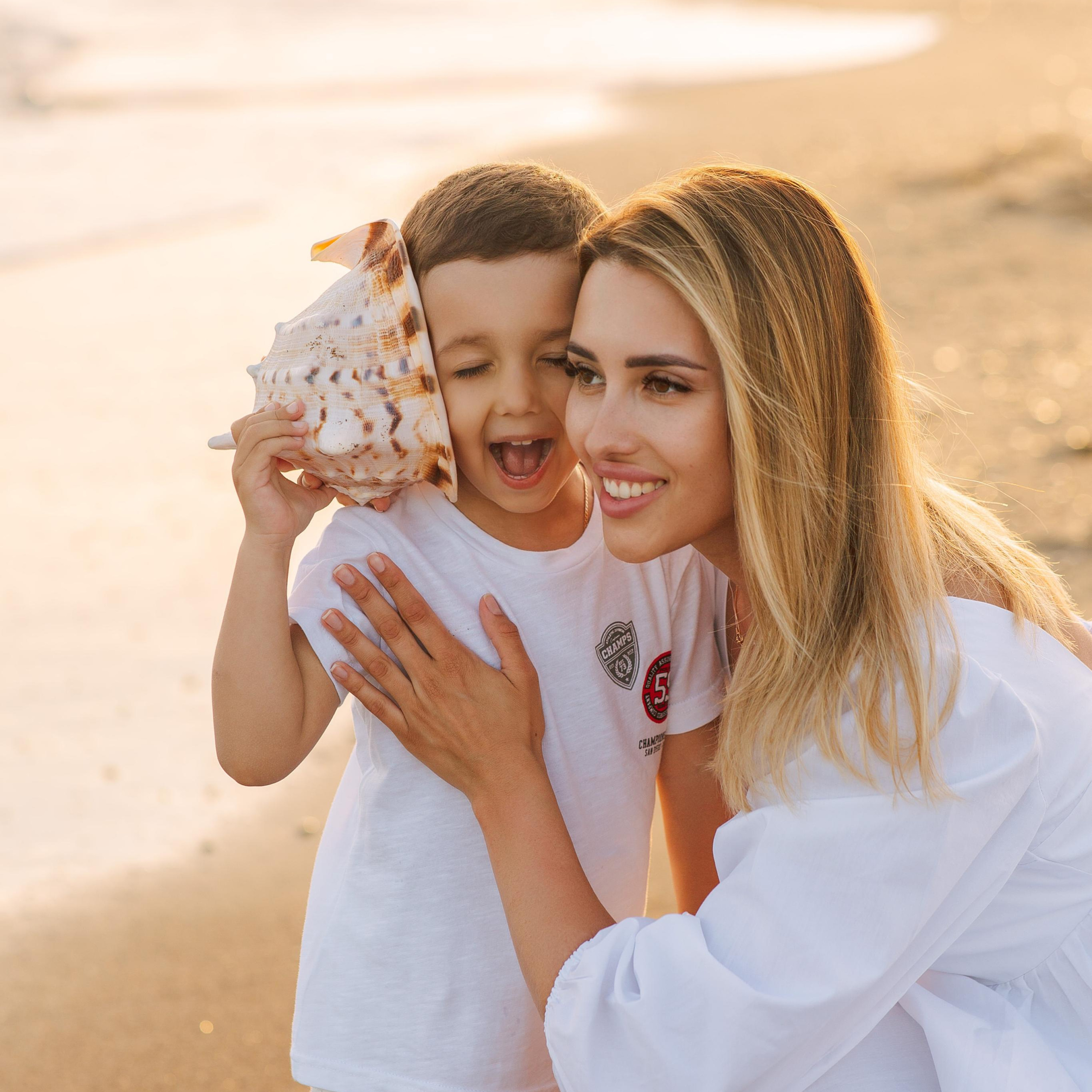 Family photo shoot on the beach in Belek at sunset. Alsu Develi, Photographer in Turkey, Alanya, Side, Belek, Antalya, Kemer, Turkiye. Photoshooting in Alanya. Photosession in Belek, Side