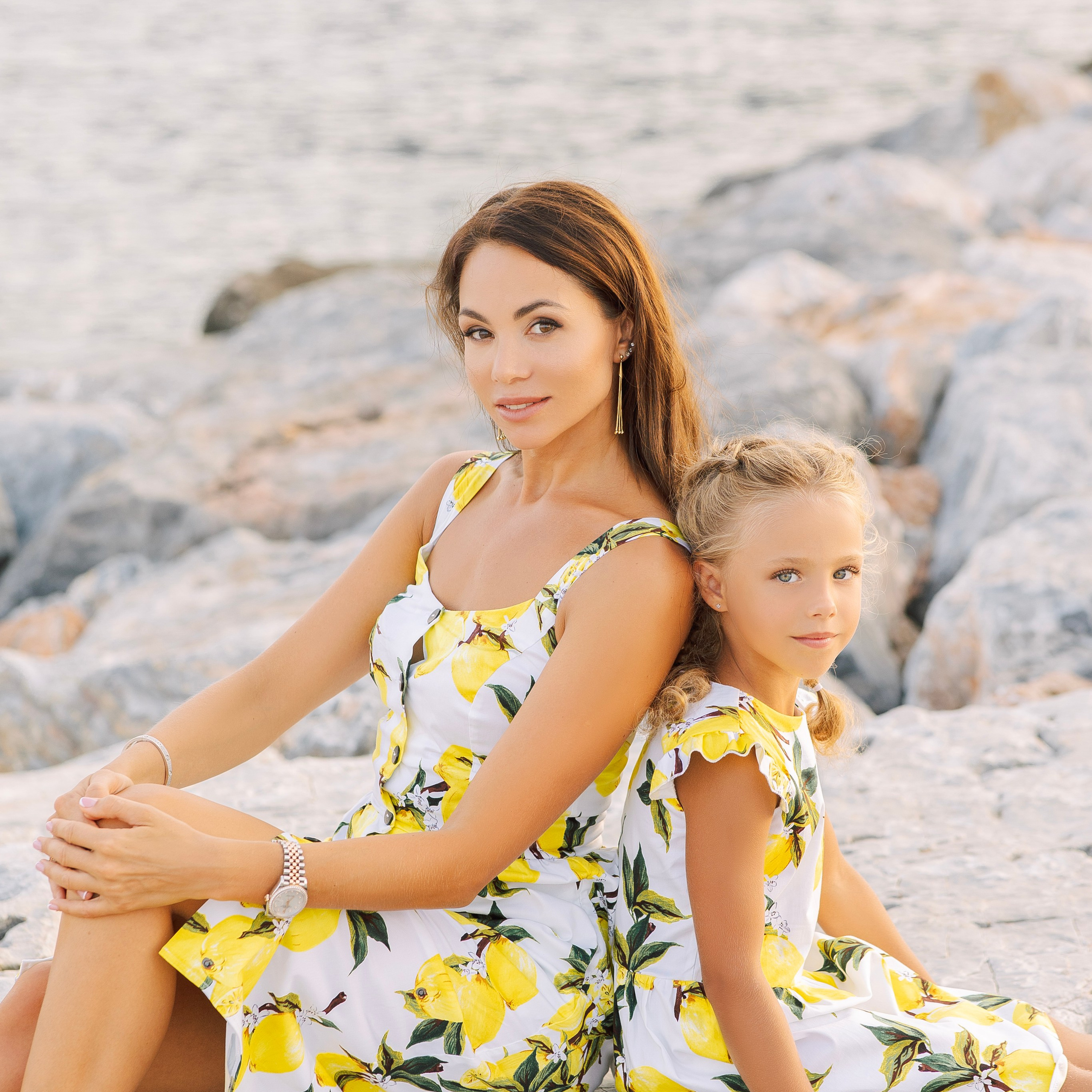 Фотосессия для большой и нарядной семьи в порту Аланьи. Алсу Девели. Фотограф в Алании в Турции, Аланья, Сиде, Белек, Анталия, Кемер, Конаклы, Окурджалар. Фотосъемки в Алании. Фотосессия в Алания