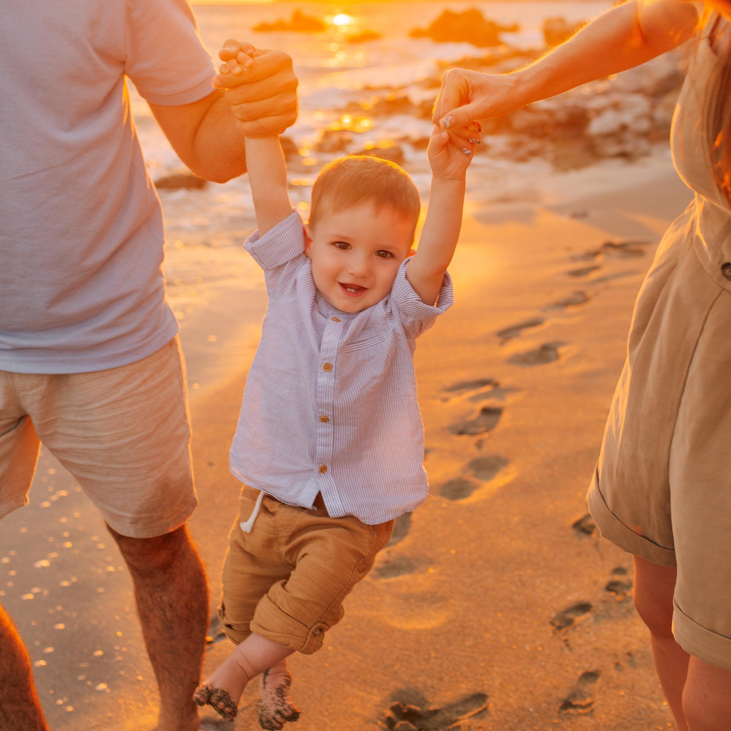 Family photoshoot on Cleopatra Beach Alanya, Antalya. Alsu Develi, Photographer in Turkey, Alanya, Side, Belek, Antalya, Kemer, Turkiye. Photoshooting in Alanya. Photosession in Belek, Side