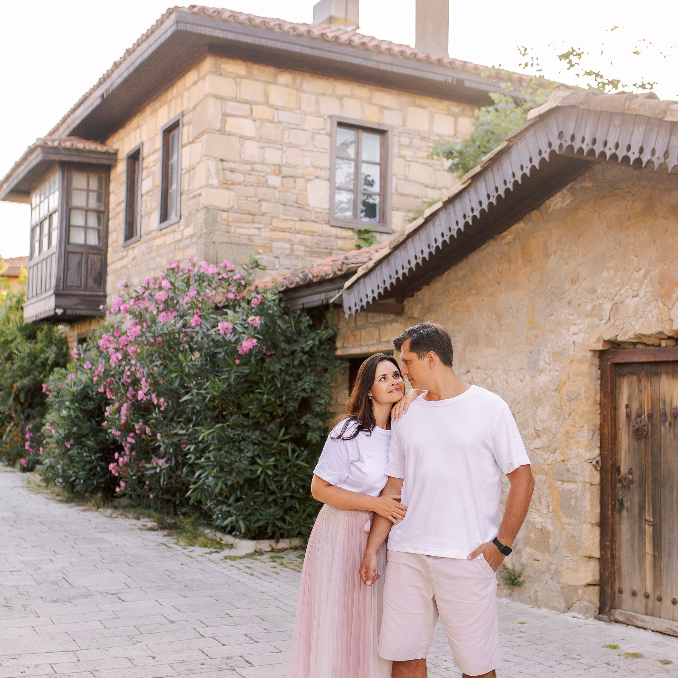 Sunset. Family photo session in the colorful streets of Side. Alsu Develi, Photographer in Turkey, Alanya, Side, Belek, Antalya, Kemer, Turkiye. Photoshooting in Alanya. Photosession in Belek, Side