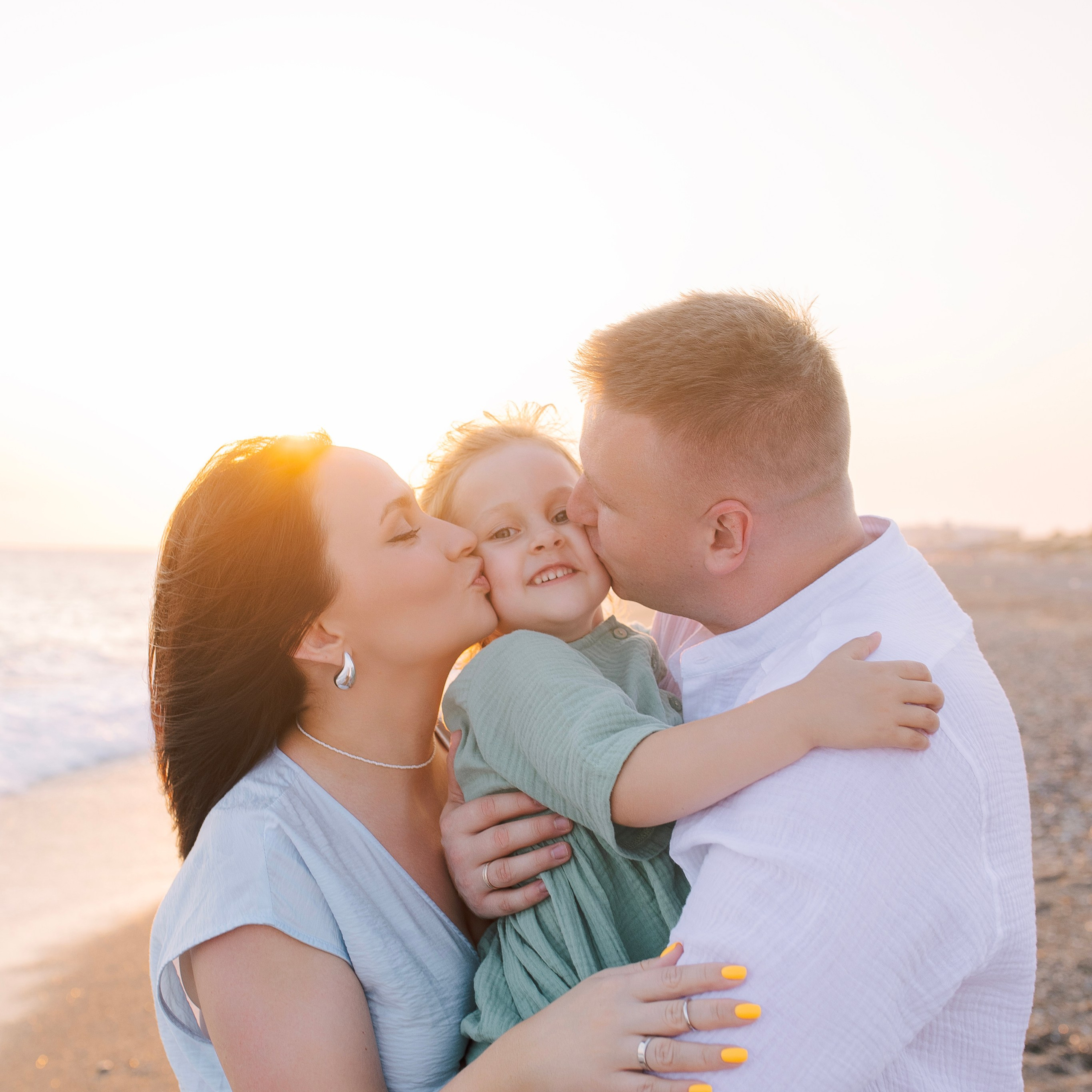 Family photo session on the beach in Side at sunset. Alsu Develi, Photographer in Turkey, Alanya, Side, Belek, Antalya, Kemer, Turkiye. Photoshooting in Alanya. Photosession in Belek, Side