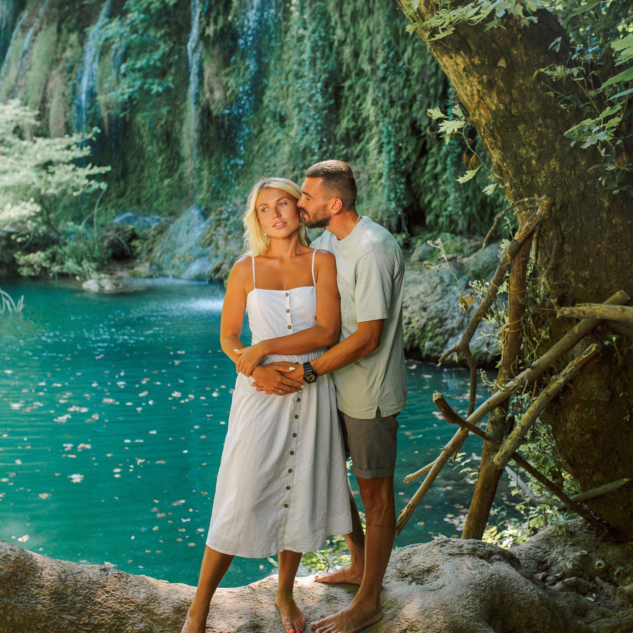 Лавстори у водопада. Алсу Девели. Фотограф в Алании в Турции, Аланья, Сиде, Белек, Анталия, Кемер, Конаклы, Окурджалар. Фотосъемки в Алании. Фотосессия в Алания