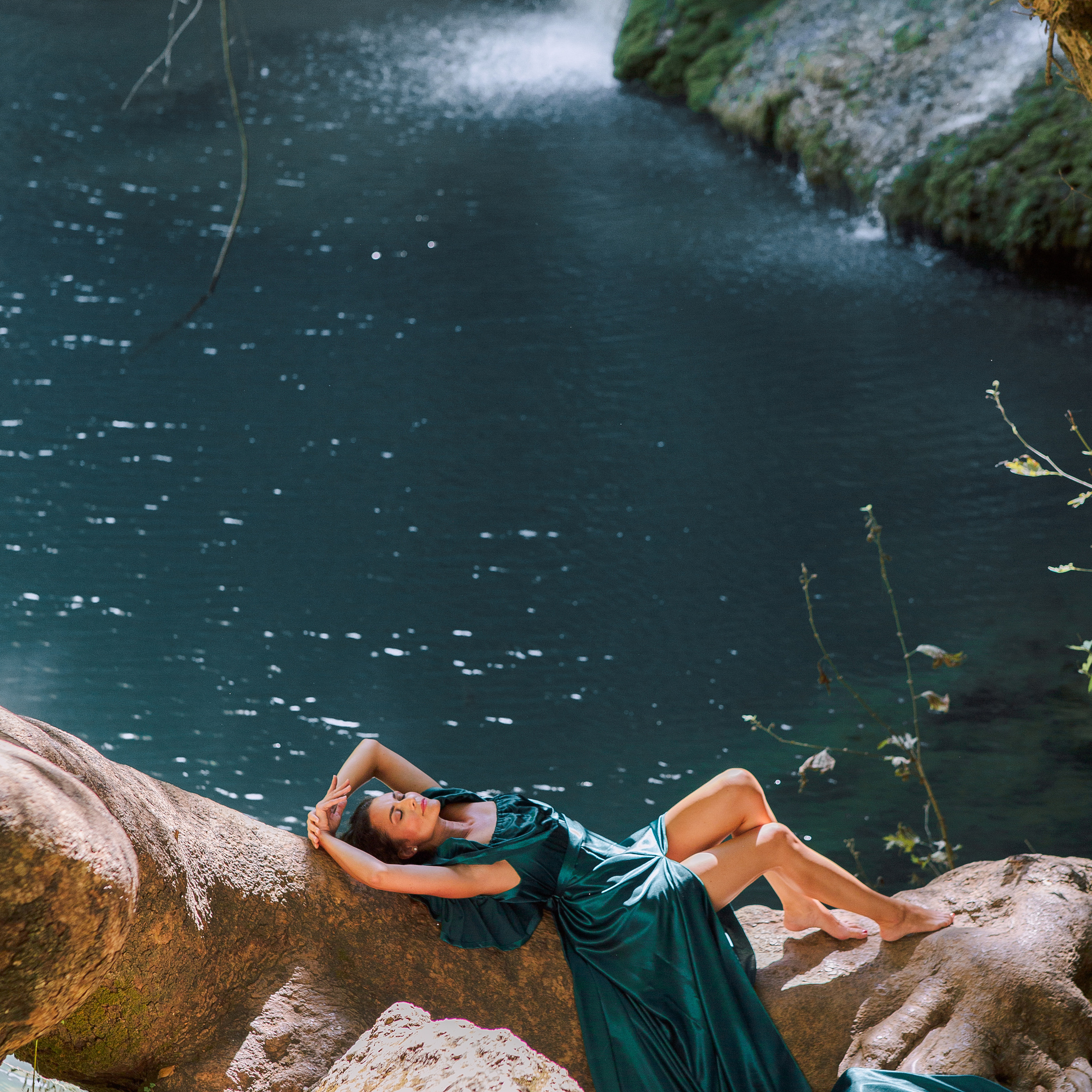 Photo shoot at the waterfall for mom and daughter. Alsu Develi, Photographer in Turkey, Alanya, Side, Belek, Antalya, Kemer, Turkiye. Photoshooting in Alanya. Photosession in Belek, Side