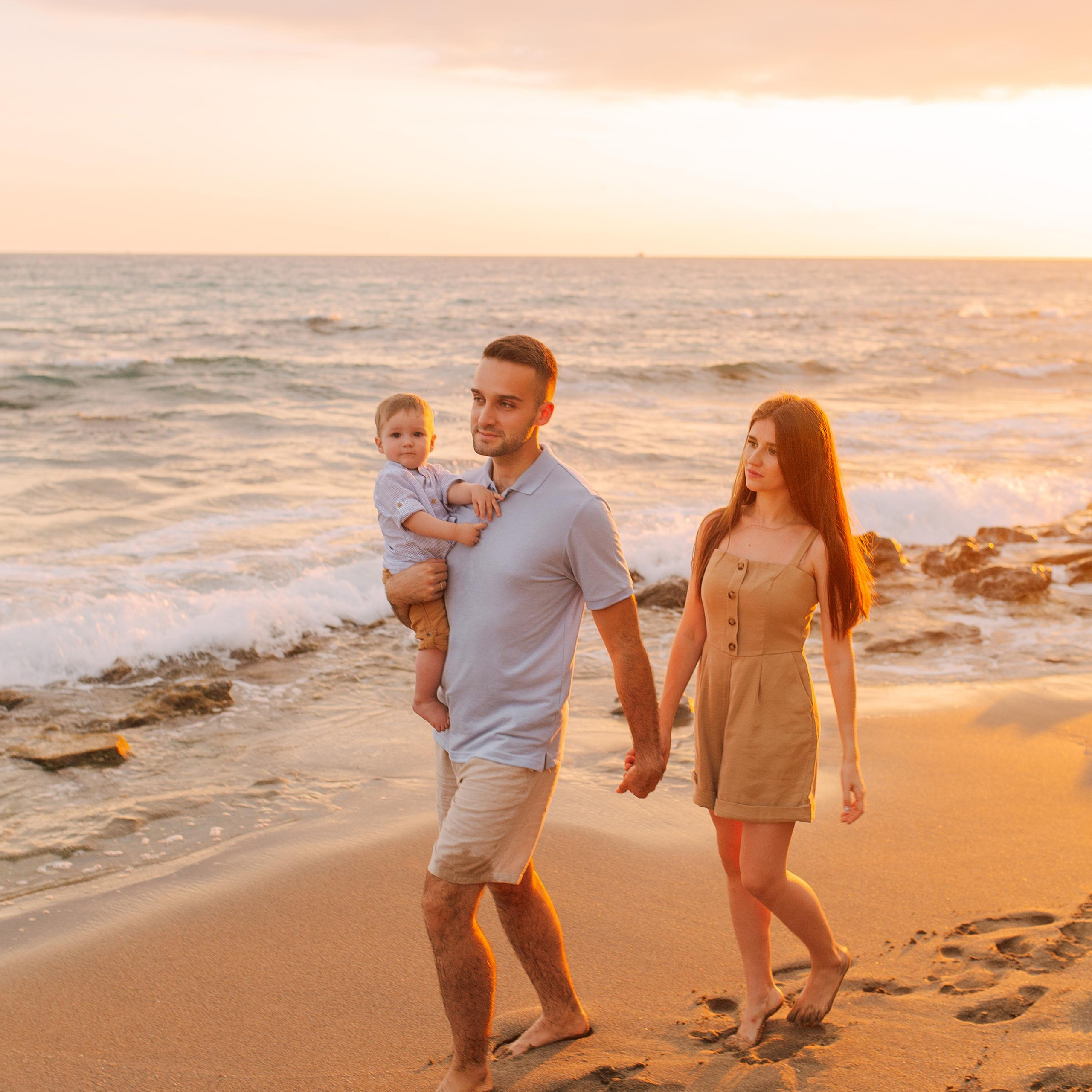 Family photoshoot on Cleopatra Beach Alanya, Antalya. Alsu Develi, Photographer in Turkey, Alanya, Side, Belek, Antalya, Kemer, Turkiye. Photoshooting in Alanya. Photosession in Belek, Side