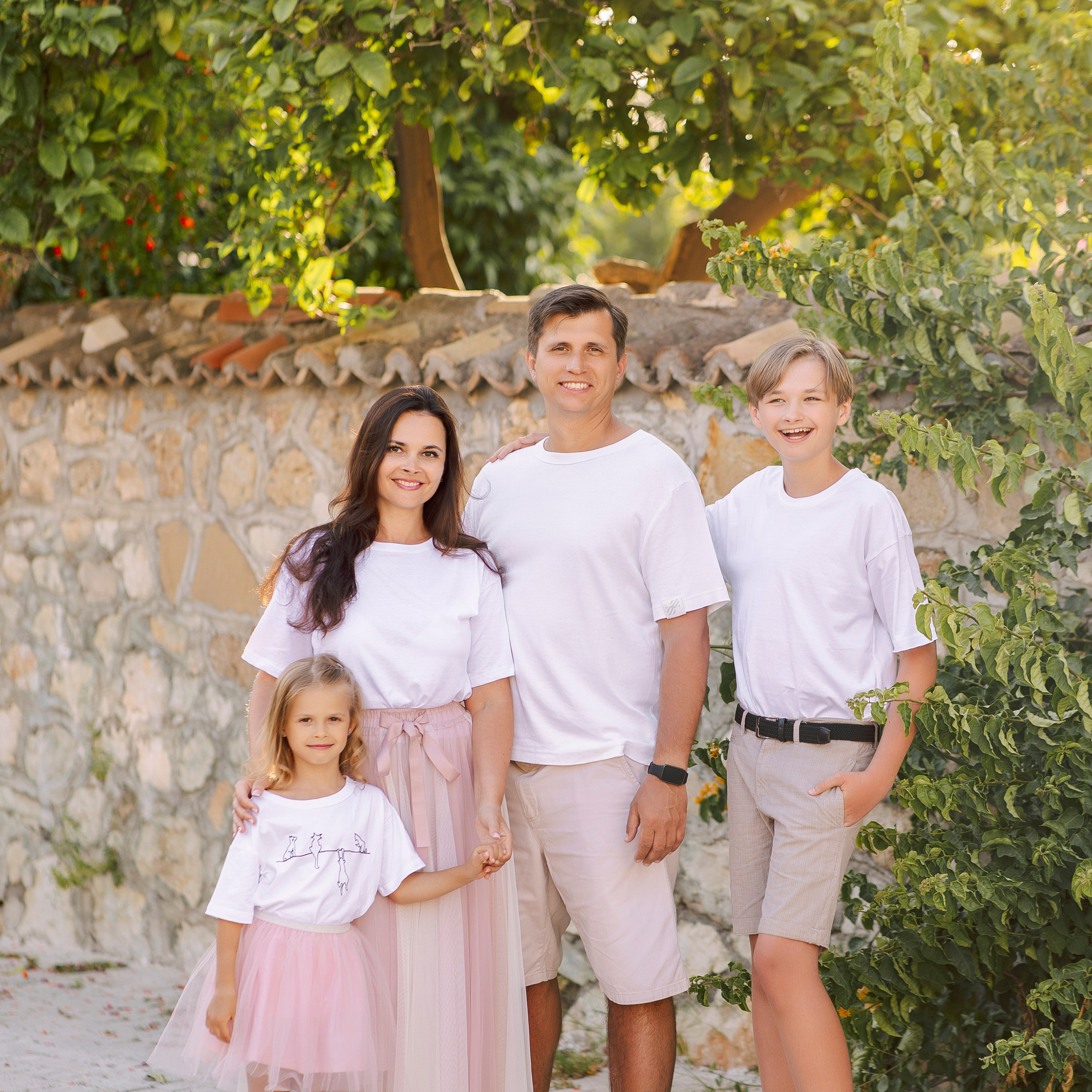 Sunset. Family photo session in the colorful streets of Side. Alsu Develi, Photographer in Turkey, Alanya, Side, Belek, Antalya, Kemer, Turkiye. Photoshooting in Alanya. Photosession in Belek, Side