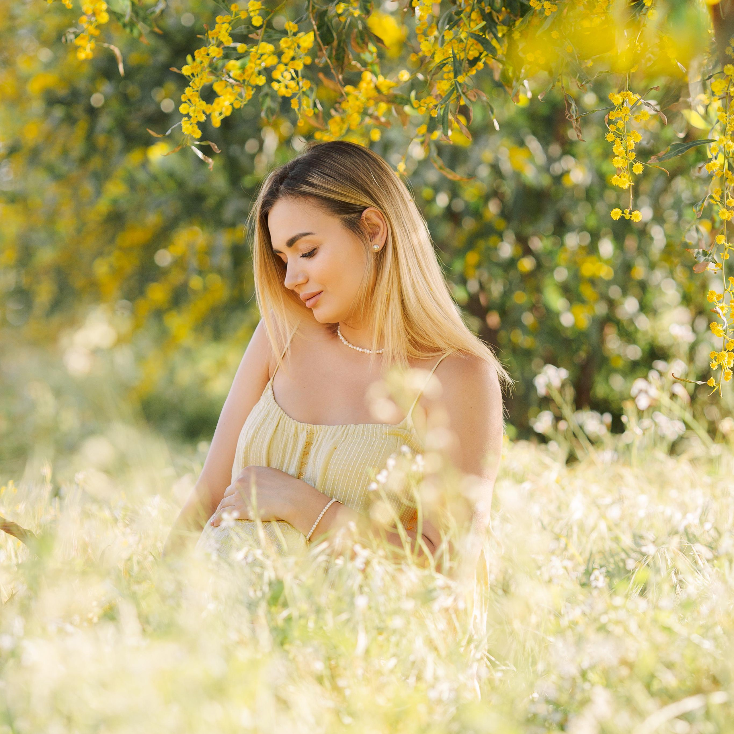 Photo shoot of the unique beauty of yellow mimosa trees. Alsu Develi, Photographer in Turkey, Alanya, Side, Belek, Antalya, Kemer, Turkiye. Photoshooting in Alanya. Photosession in Belek, Side