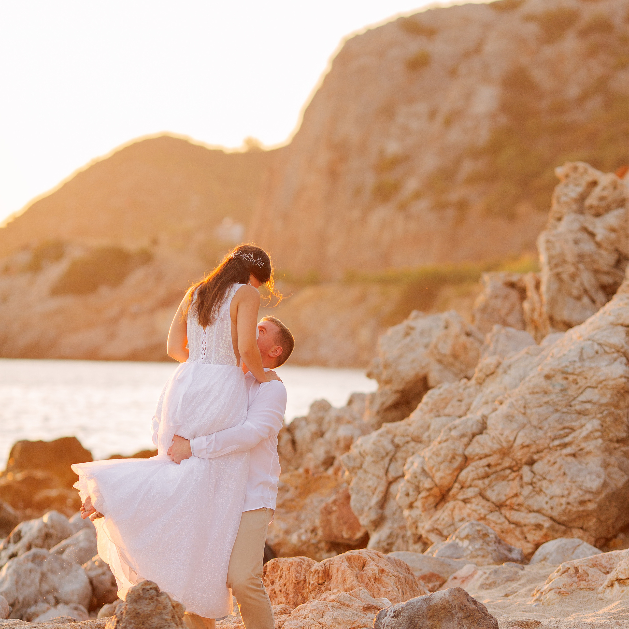 Photo session of newlyweds in Alanya at sunset on Cleopatra beach. Alsu Develi, Photographer in Turkey, Alanya, Side, Belek, Antalya, Kemer, Turkiye. Photoshooting in Alanya. Photosession in Belek, Side