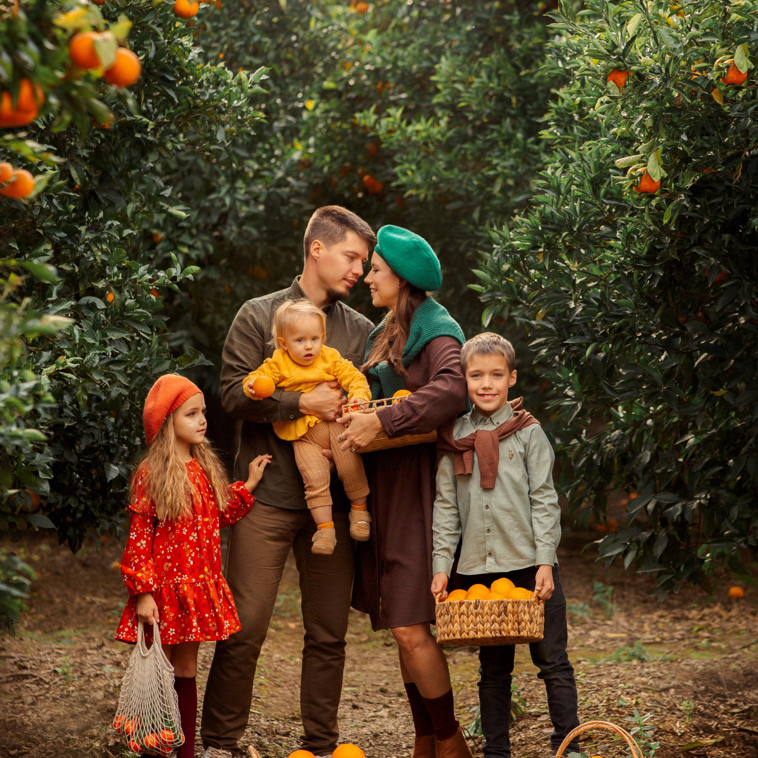 Family photo session in the orange garden