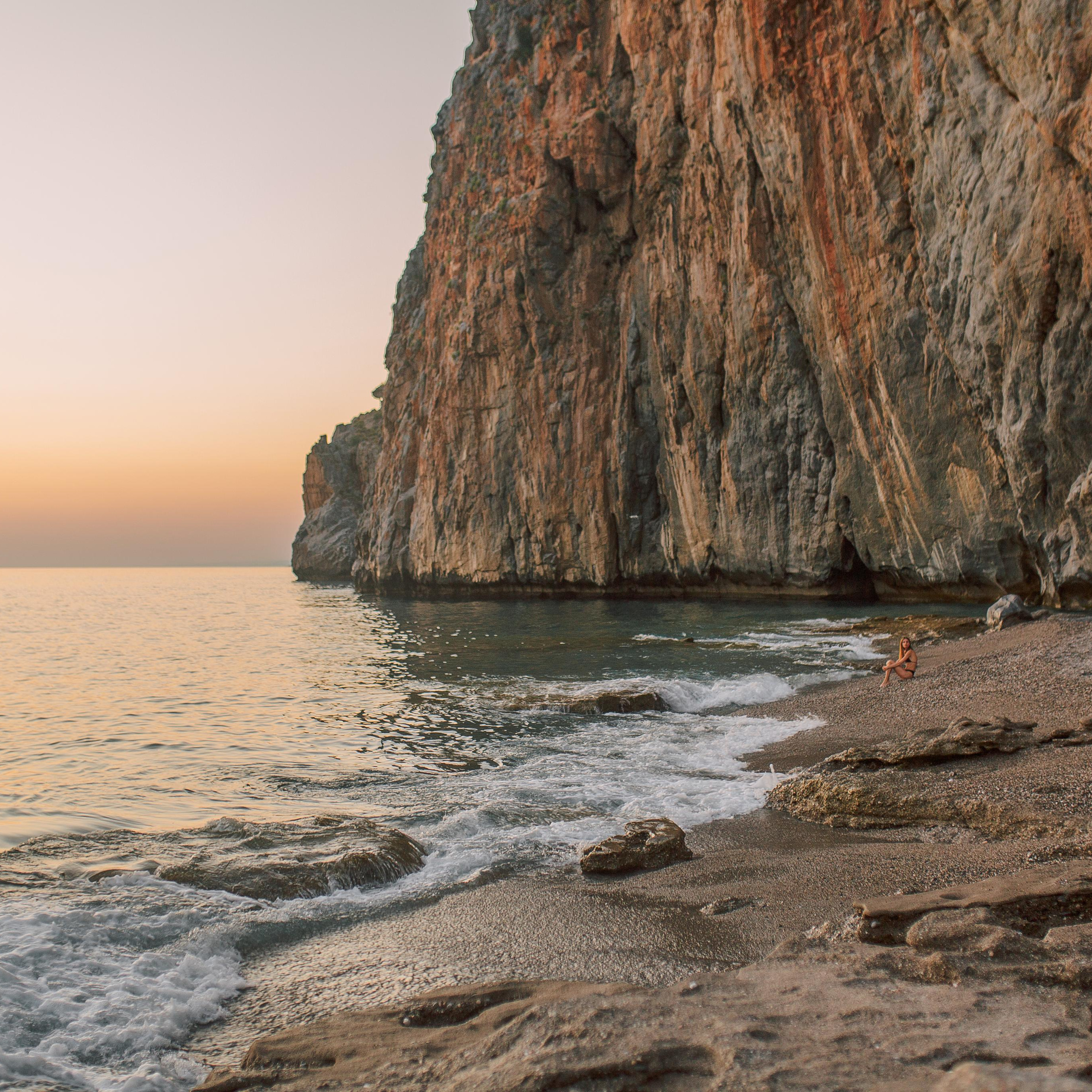 Photoshooting at the junction of the red mountain and the sea at sunset. Alsu Develi, Photographer in Turkey, Alanya, Side, Belek, Antalya, Kemer, Turkiye. Photoshooting in Alanya. Photosession in Belek, Side