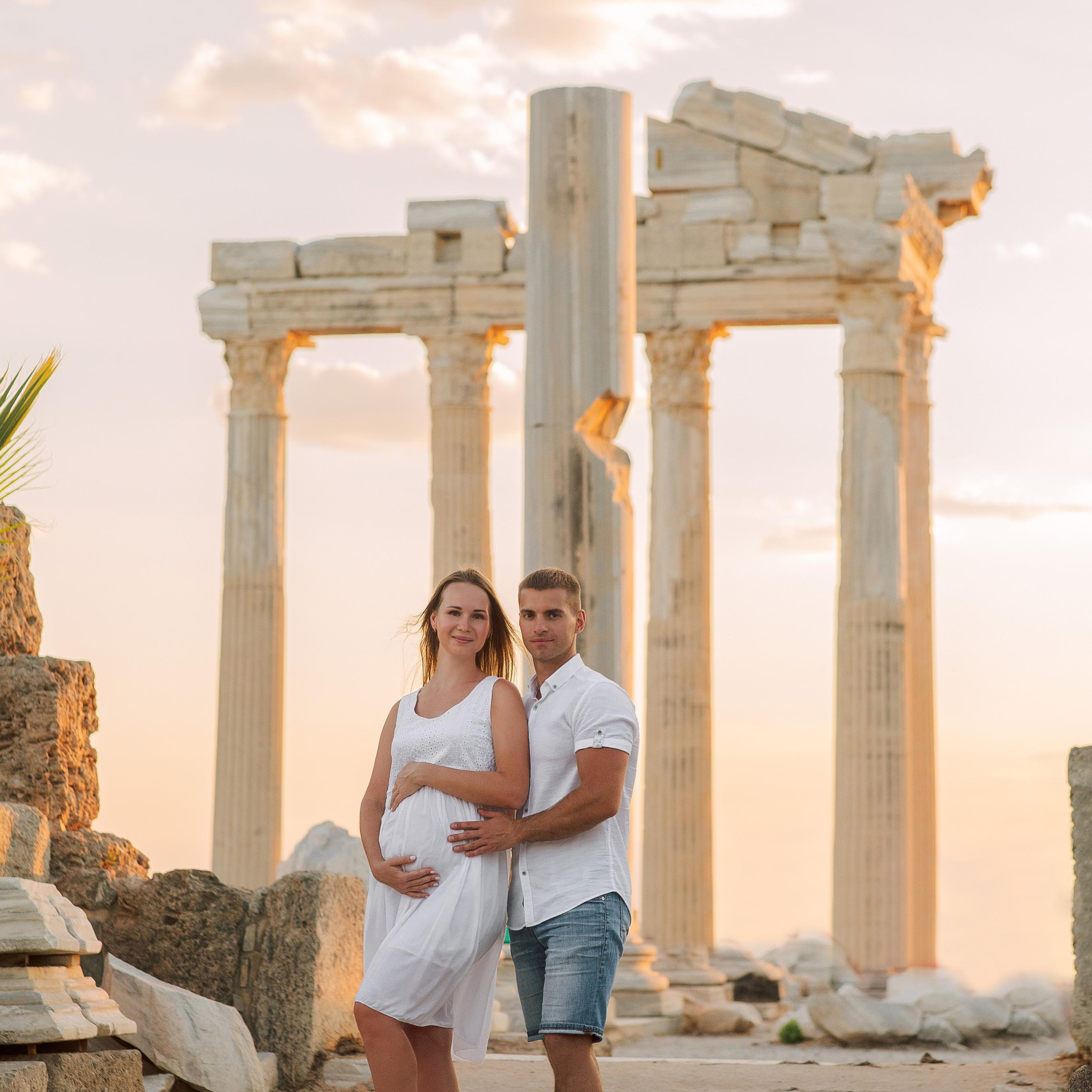 Family photoshooting in the ancient city of Side at sunset. Alsu Develi, Photographer in Turkey, Alanya, Side, Belek, Antalya, Kemer, Turkiye. Photoshooting in Alanya. Photosession in Belek, Side
