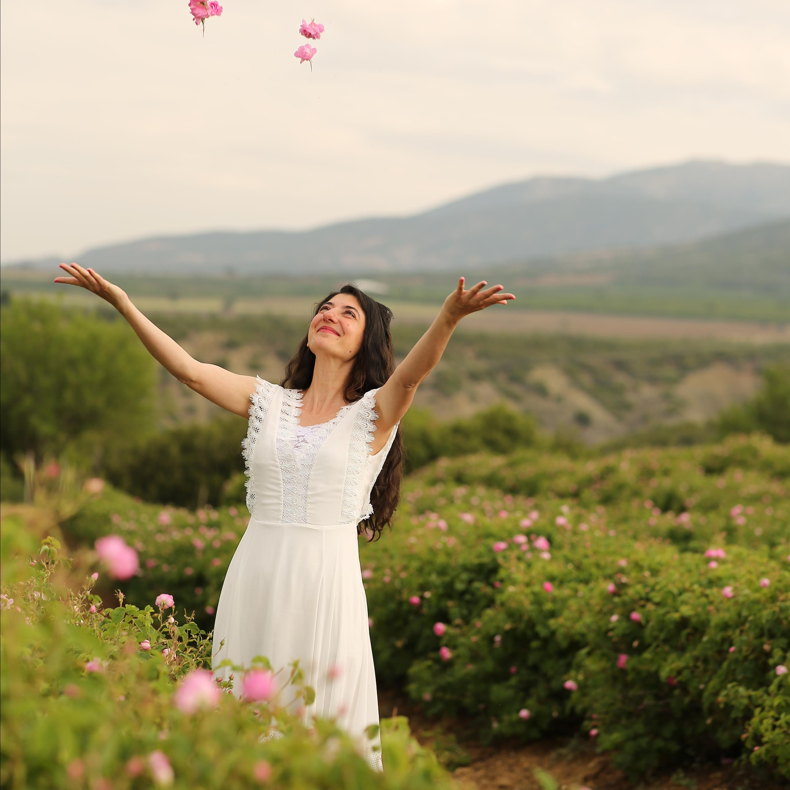 Фотосессия в розарии. Алсу Девели. Фотограф в Алании в Турции, Аланья, Сиде, Белек, Анталия, Кемер, Конаклы, Окурджалар. Фотосъемки в Алании. Фотосессия в Алания