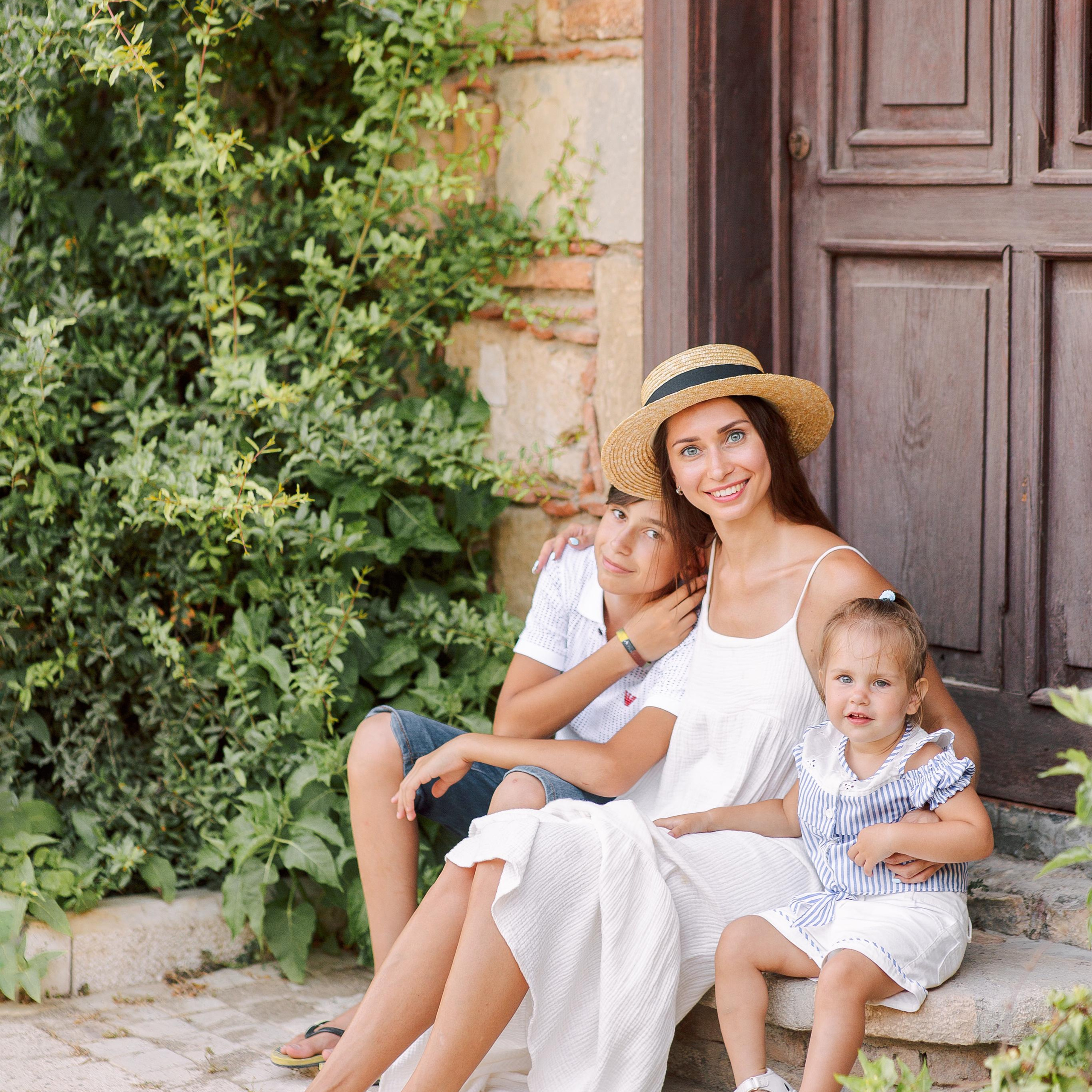 Семейная фотосессия в колоритных улочках Сиде. Алсу Девели. Фотограф в Алании в Турции, Аланья, Сиде, Белек, Анталия, Кемер, Конаклы, Окурджалар. Фотосъемки в Алании. Фотосессия в Алания