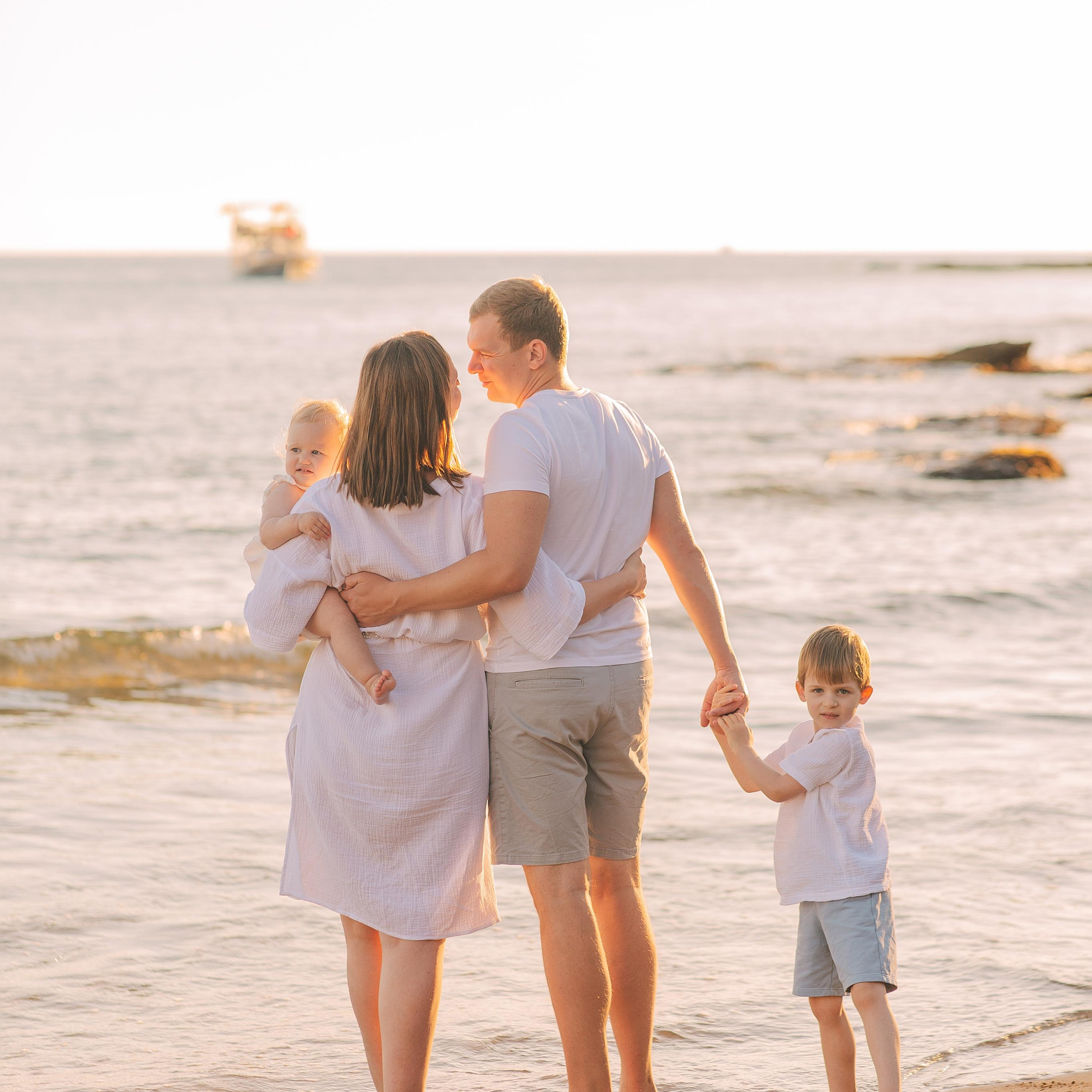 Семейная фотосессия на пляже в Сиде на закате. Алсу Девели. Фотограф в Алании в Турции, Аланья, Сиде, Белек, Анталия, Кемер, Конаклы, Окурджалар. Фотосъемки в Алании. Фотосессия в Алания