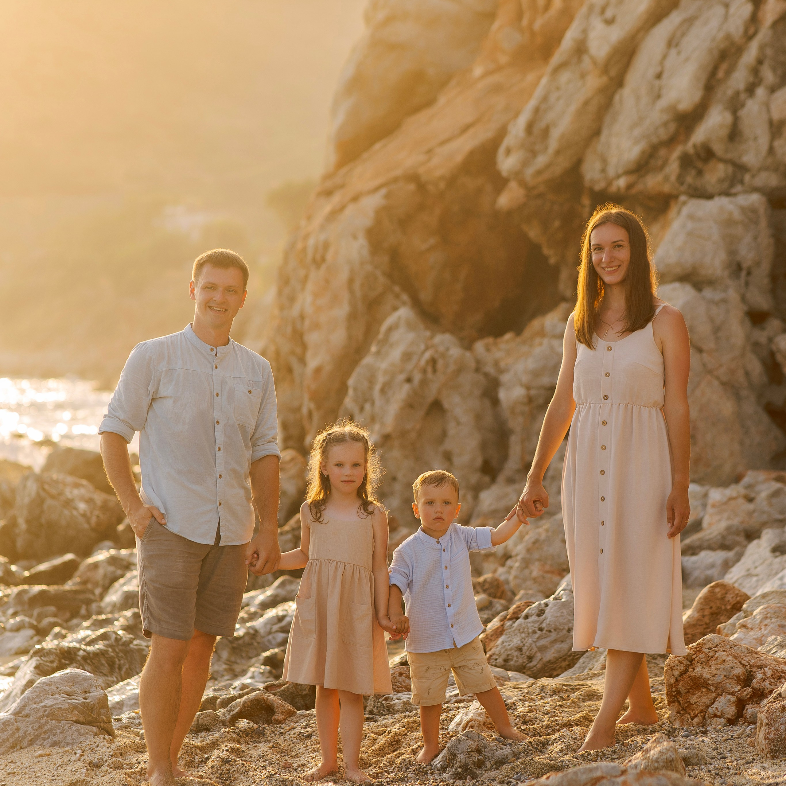 Sunset. Beach. Family photo session on Cleopatra beach at sunset in Alanya. Alanya. Alsu Develi, Photographer in Turkey, Alanya, Side, Belek, Antalya, Kemer, Turkiye. Photoshooting in Alanya. Photosession in Belek, Side
