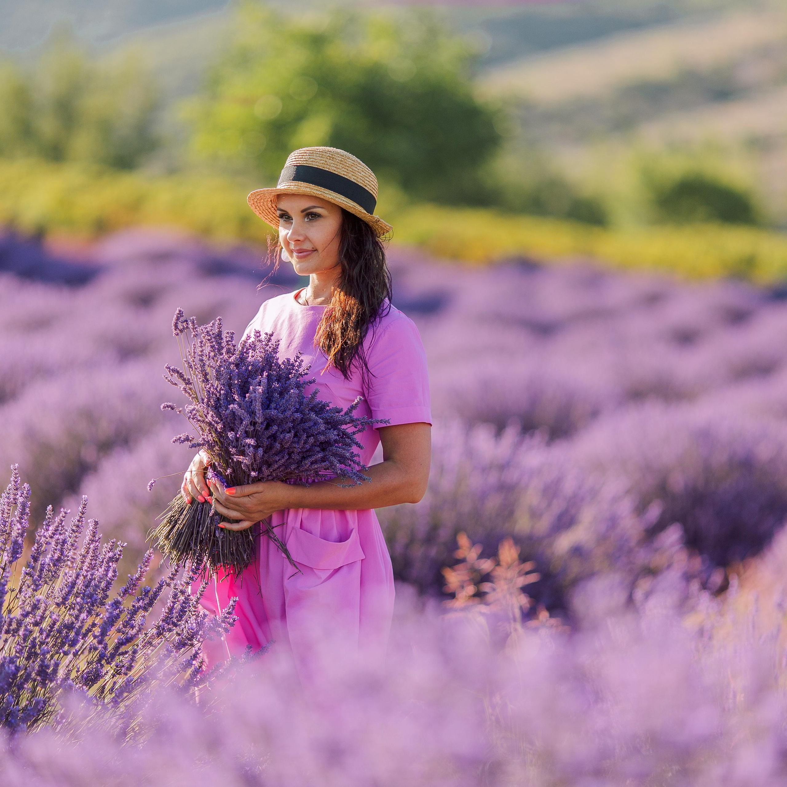 Individual photo session in a lavender field. Alsu Develi, Photographer in Turkey, Alanya, Side, Belek, Antalya, Kemer, Turkiye. Photoshooting in Alanya. Photosession in Belek, Side