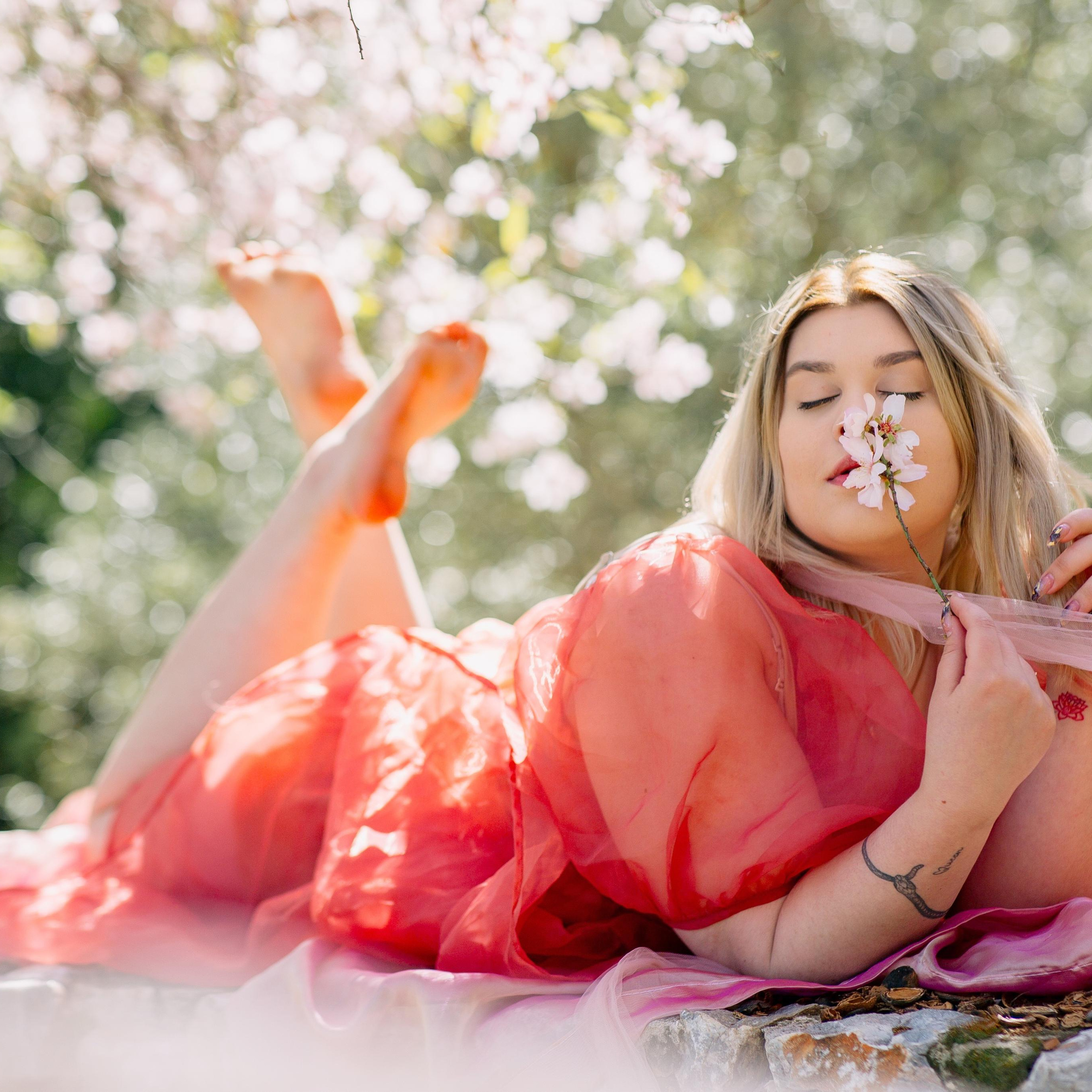 Фотосессия цветущем миндале. Алсу Девели. Фотограф в Алании в Турции, Аланья, Сиде, Белек, Анталия, Кемер, Конаклы, Окурджалар. Фотосъемки в Алании. Фотосессия в Алания