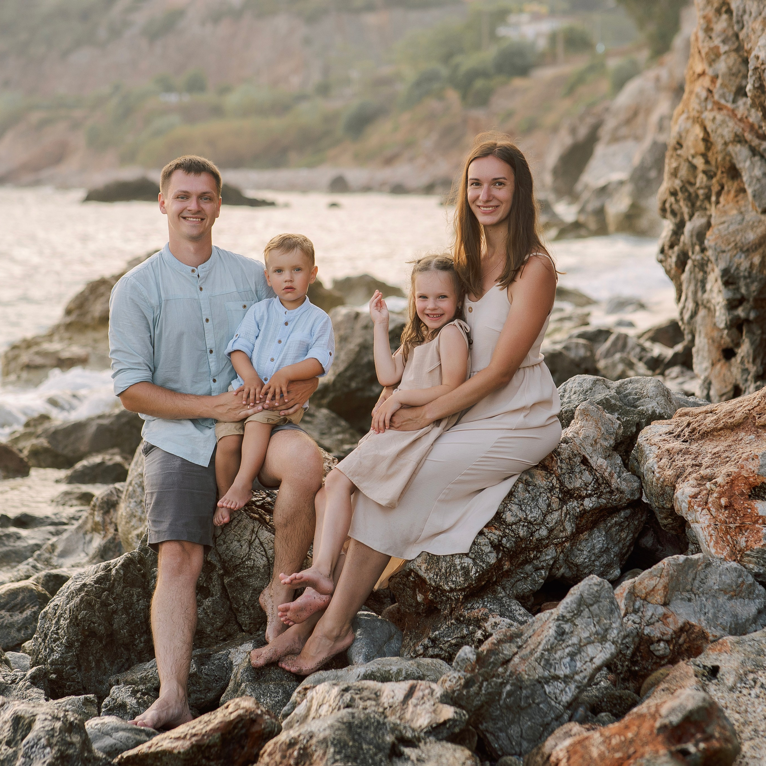 Sunset. Beach. Family photo session on Cleopatra beach at sunset in Alanya. Alanya. Alsu Develi, Photographer in Turkey, Alanya, Side, Belek, Antalya, Kemer, Turkiye. Photoshooting in Alanya. Photosession in Belek, Side