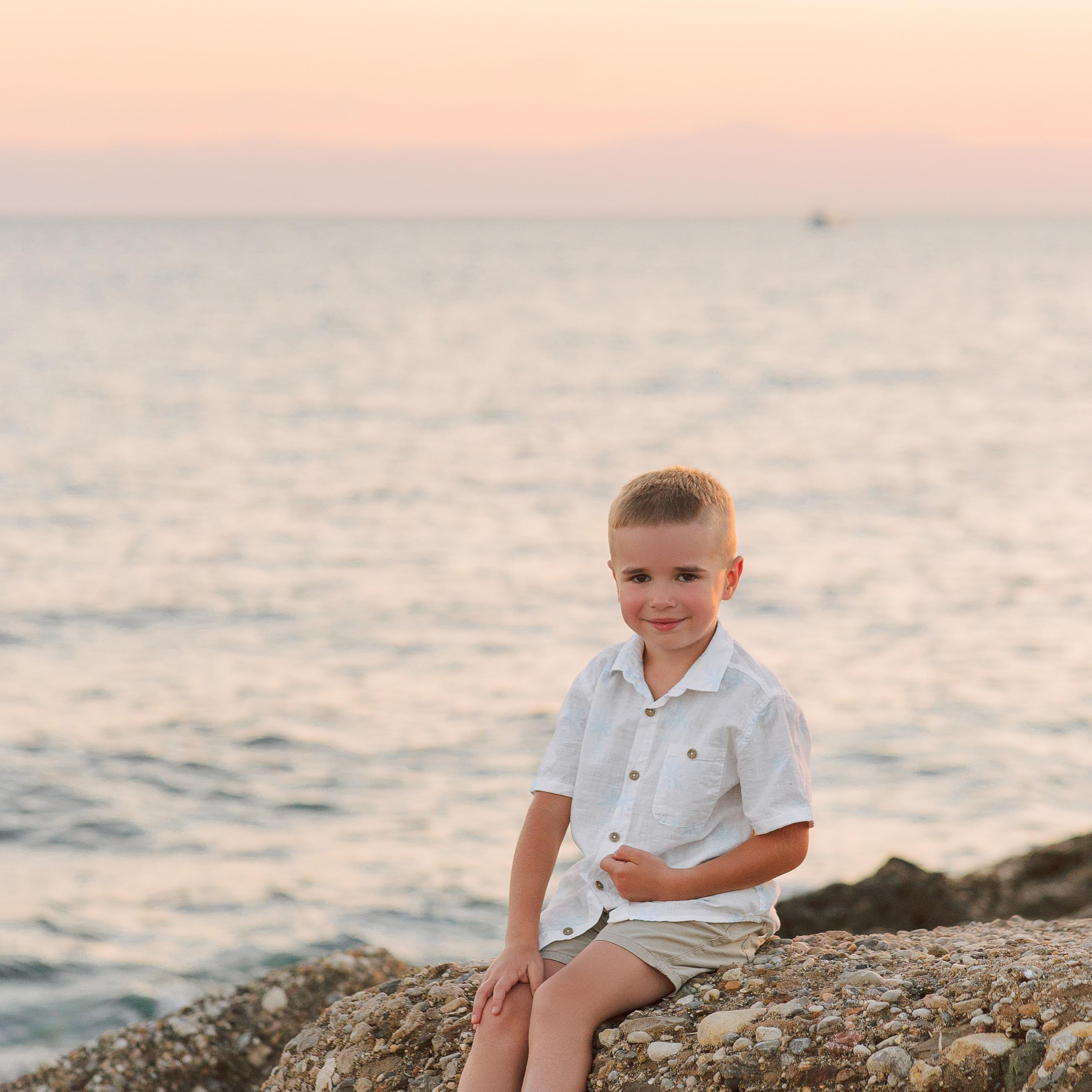 Family photoshooting in the ancient city of Side at sunset. Alsu Develi, Photographer in Turkey, Alanya, Side, Belek, Antalya, Kemer, Turkiye. Photoshooting in Alanya. Photosession in Belek, Side