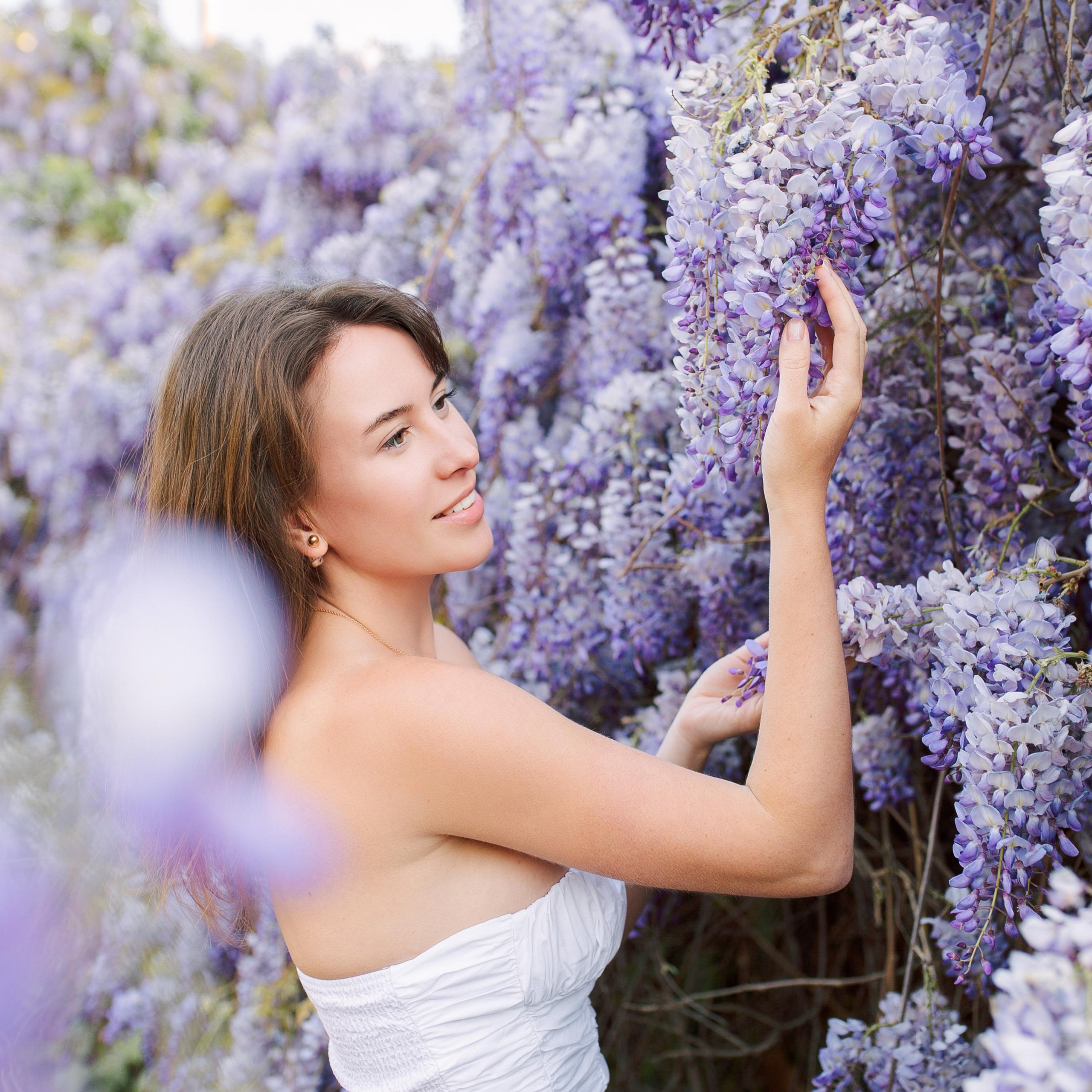 Photo shoot with wisteria. Alsu Develi, Photographer in Turkey, Alanya, Side, Belek, Antalya, Kemer, Turkiye. Photoshooting in Alanya. Photosession in Belek, Side