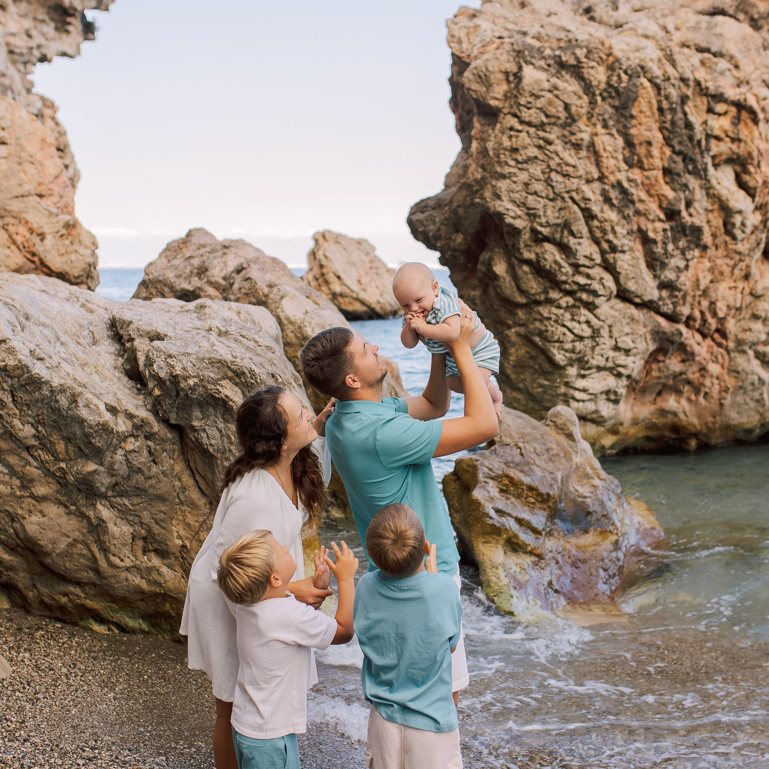 Sunset. Family photo session in Kemer on the beach. Alsu Develi, Photographer in Turkey, Alanya, Side, Belek, Antalya, Kemer, Turkiye. Photoshooting in Alanya. Photosession in Belek, Side