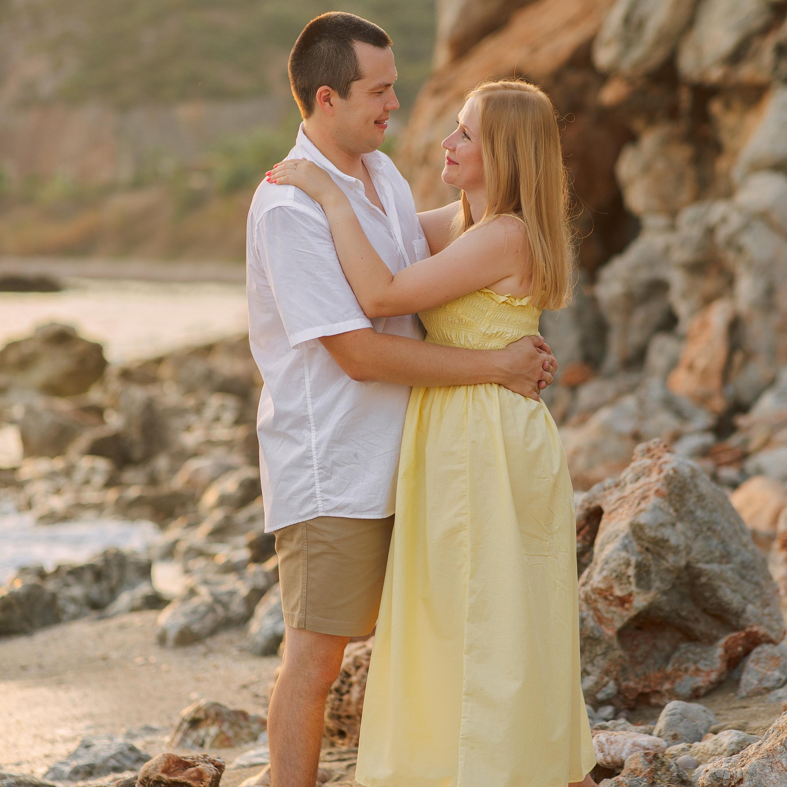 Family photo session on Cleopatra Beach at sunset. Alsu Develi, Photographer in Turkey, Alanya, Side, Belek, Antalya, Kemer, Turkiye. Photoshooting in Alanya. Photosession in Belek, Side