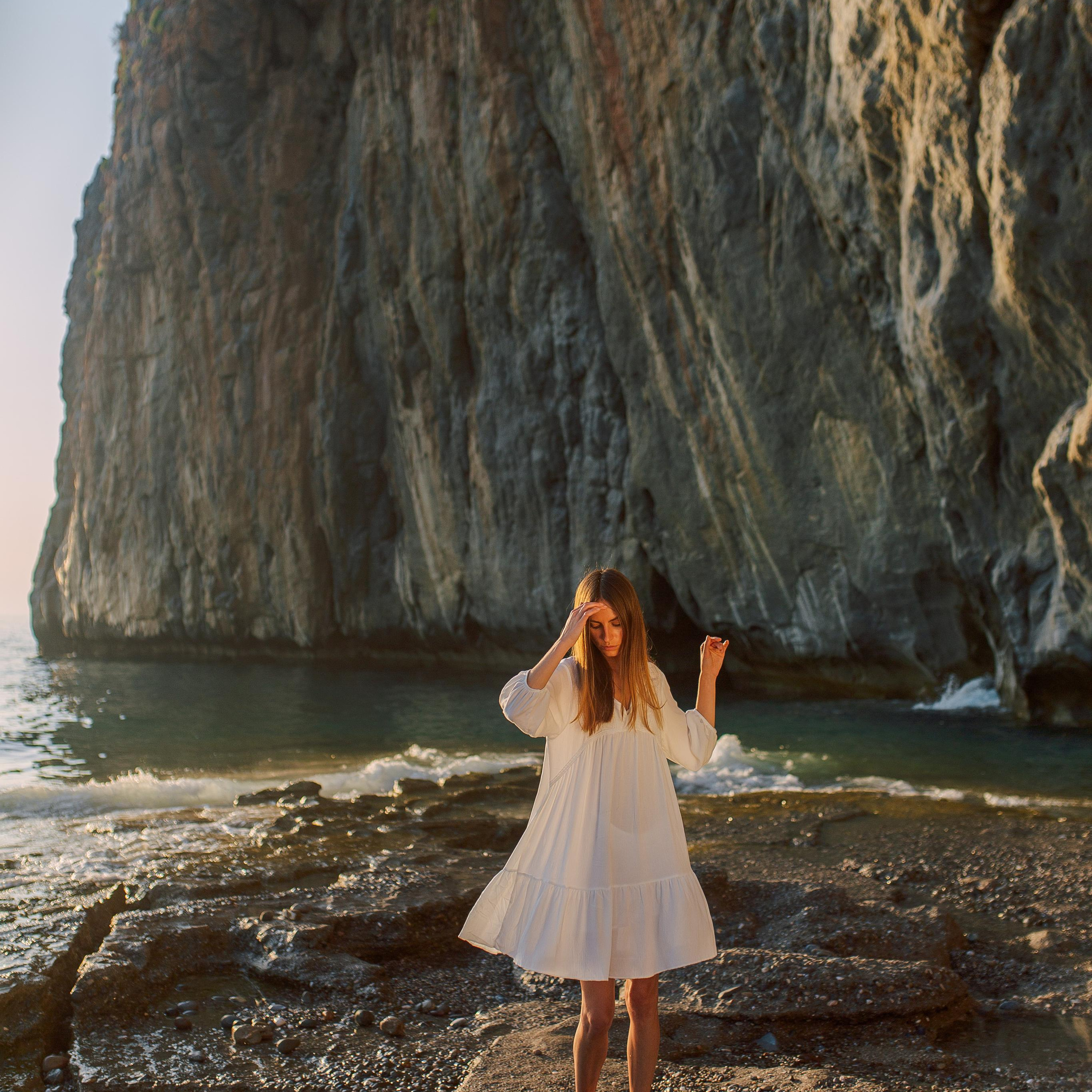 Photo shoot at the junction of the red mountain and the sea at sunset. Alsu Develi, Photographer in Turkey, Alanya, Side, Belek, Antalya, Kemer, Turkiye. Photoshooting in Alanya. Photosession in Belek, Side