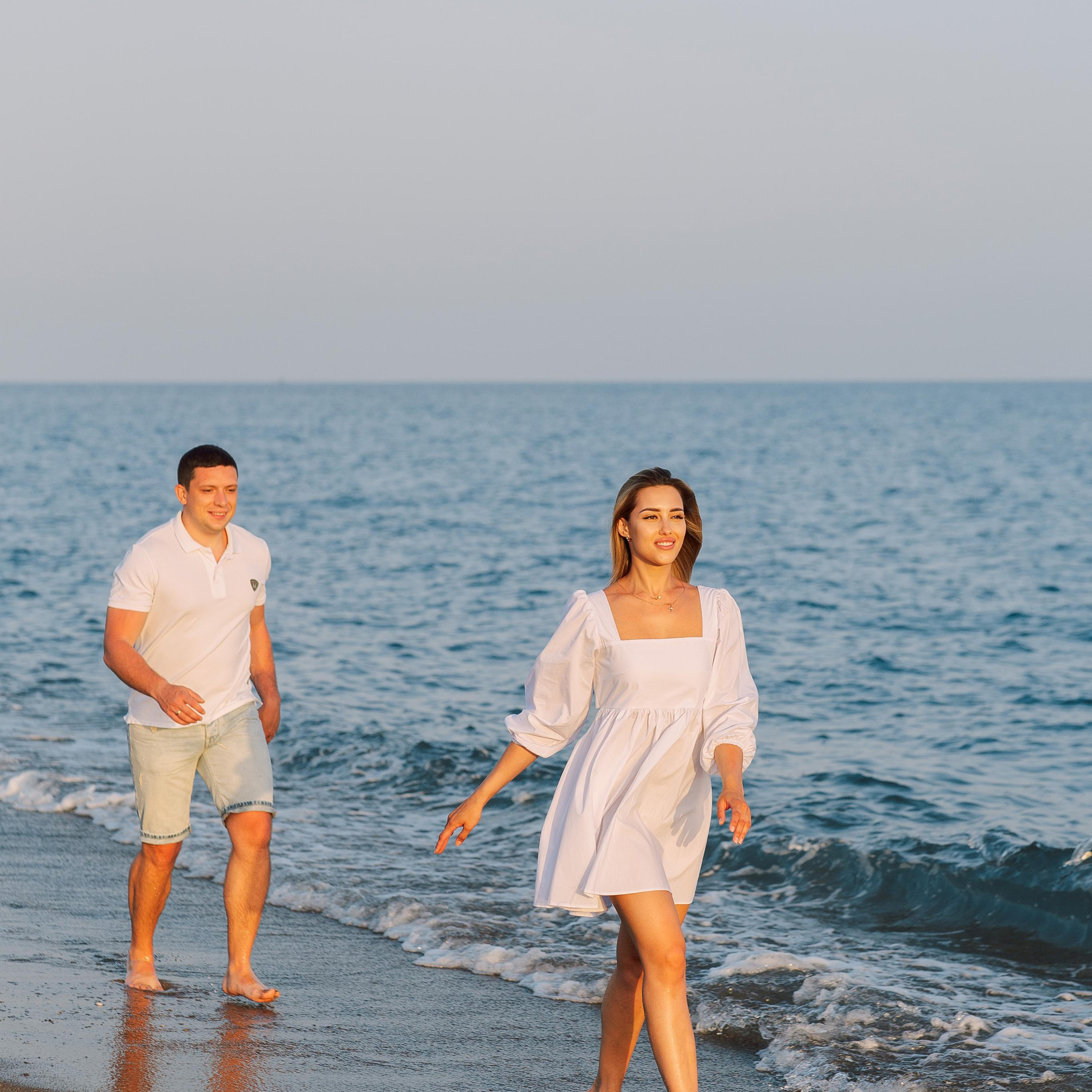 Family photo shoot on the beach in Belek at sunset. Alsu Develi, Photographer in Turkey, Alanya, Side, Belek, Antalya, Kemer, Turkiye. Photoshooting in Alanya. Photosession in Belek, Side