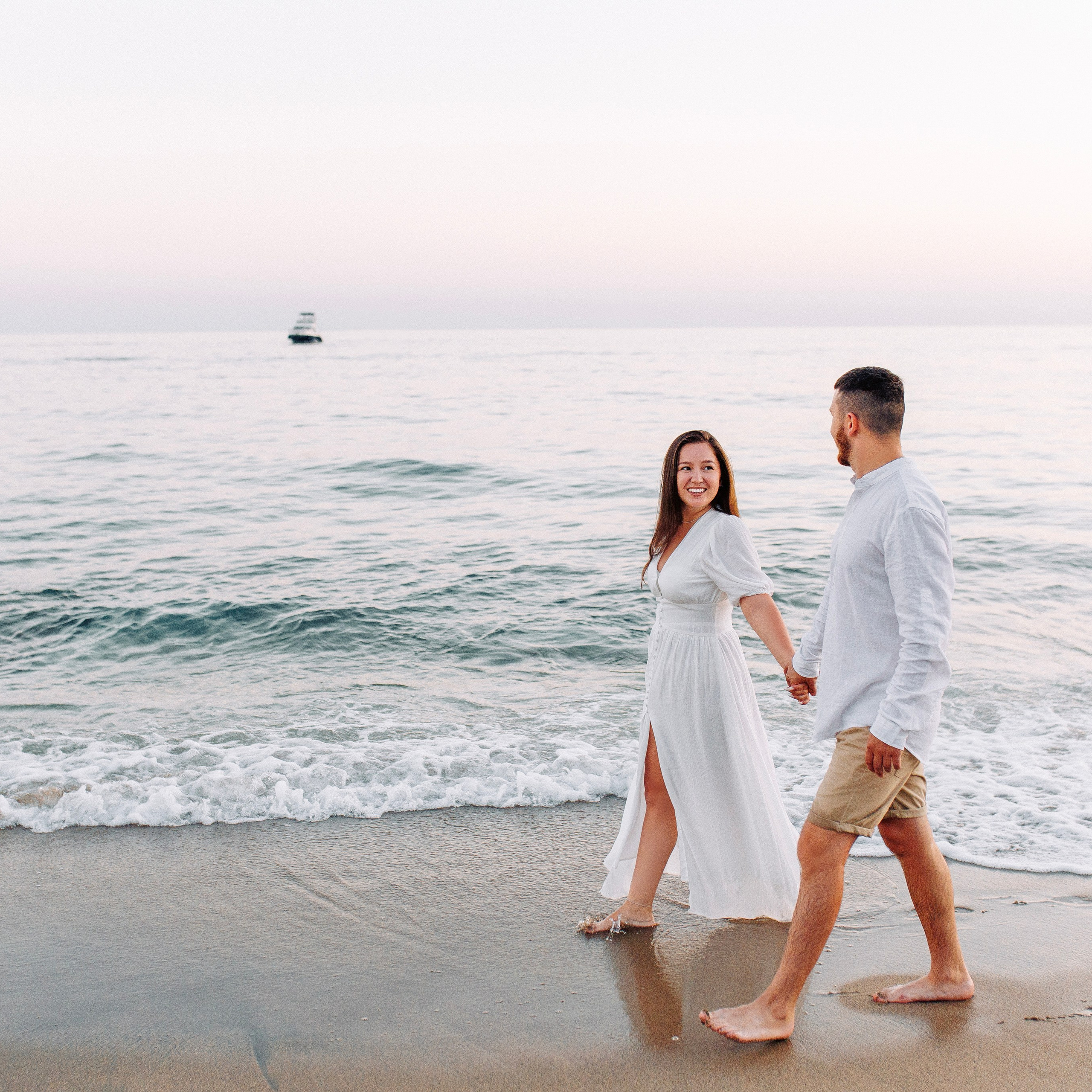 Sunset. Photo session on the beach for couples. Alsu Develi, Photographer in Turkey, Alanya, Side, Belek, Antalya, Kemer, Turkiye. Photoshooting in Alanya. Photosession in Belek, Side