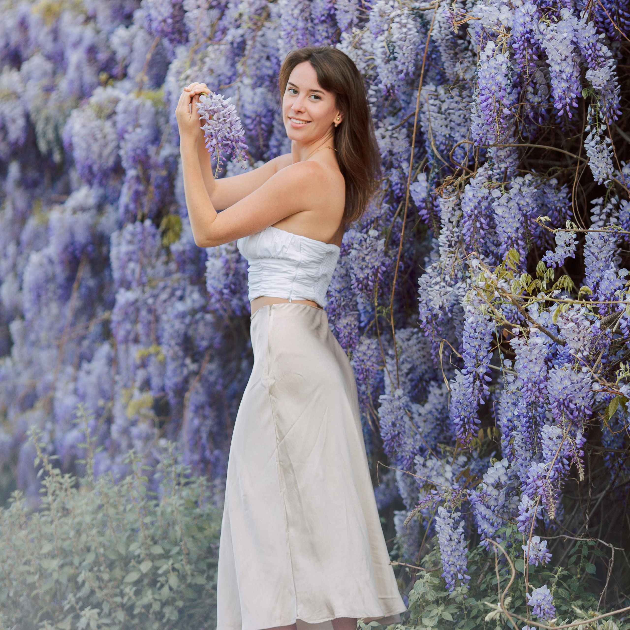 Photo shoot with wisteria. Alsu Develi, Photographer in Turkey, Alanya, Side, Belek, Antalya, Kemer, Turkiye. Photoshooting in Alanya. Photosession in Belek, Side