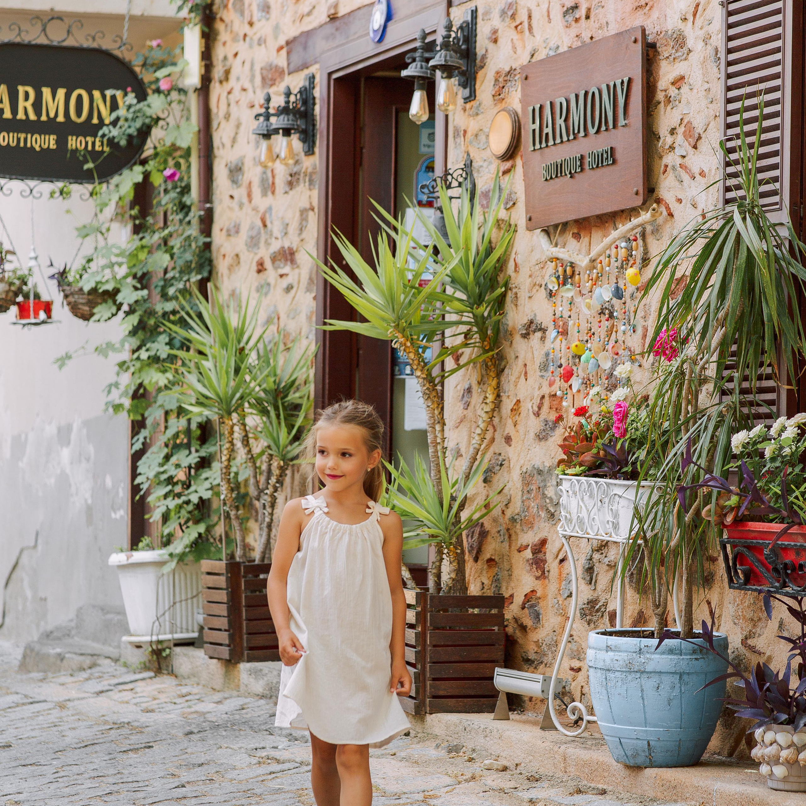 Day. Colorful streets. Family shooting near the Alanya fortress. Alanya. Alsu Develi, Photographer in Turkey, Alanya, Side, Belek, Antalya, Kemer, Turkiye. Photoshooting in Alanya. Photosession in Belek, Side