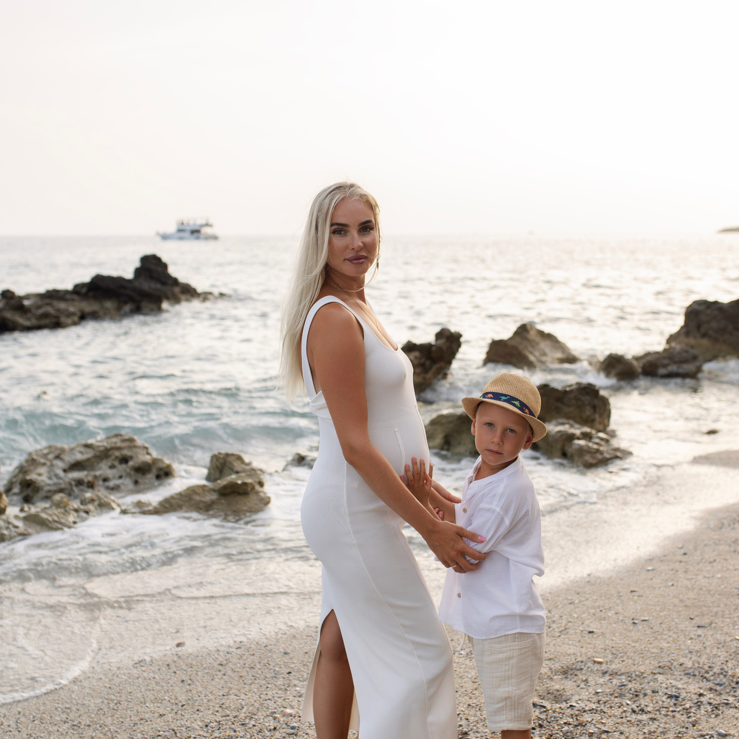 Family photo session on Cleopatra Beach at sunset…. Alsu Develi, Photographer in Turkey, Alanya, Side, Belek, Antalya, Kemer, Turkiye. Photoshooting in Alanya. Photosession in Belek, Side