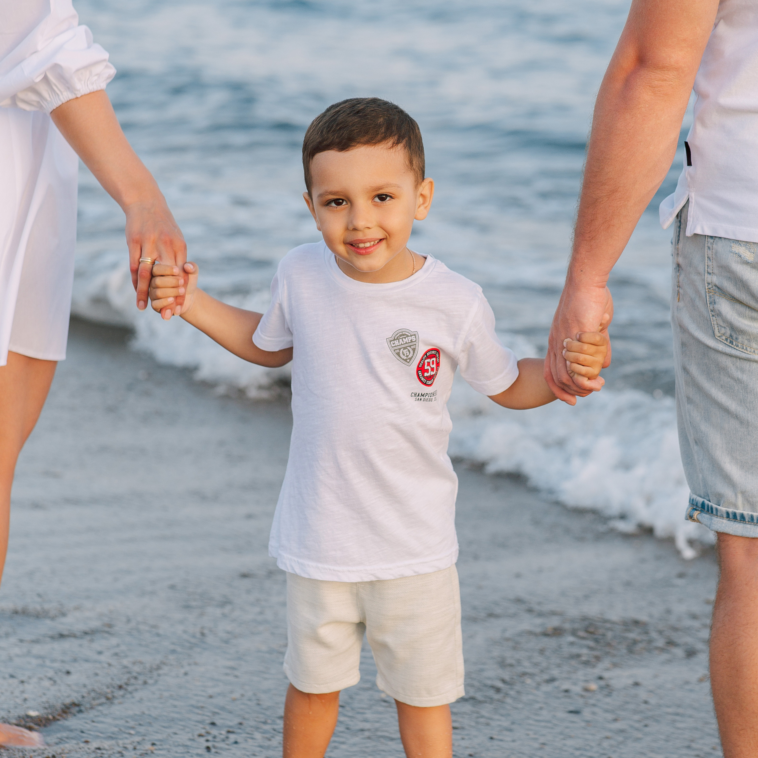 Family photo shoot on the beach in Belek at sunset. Alsu Develi, Photographer in Turkey, Alanya, Side, Belek, Antalya, Kemer, Turkiye. Photoshooting in Alanya. Photosession in Belek, Side